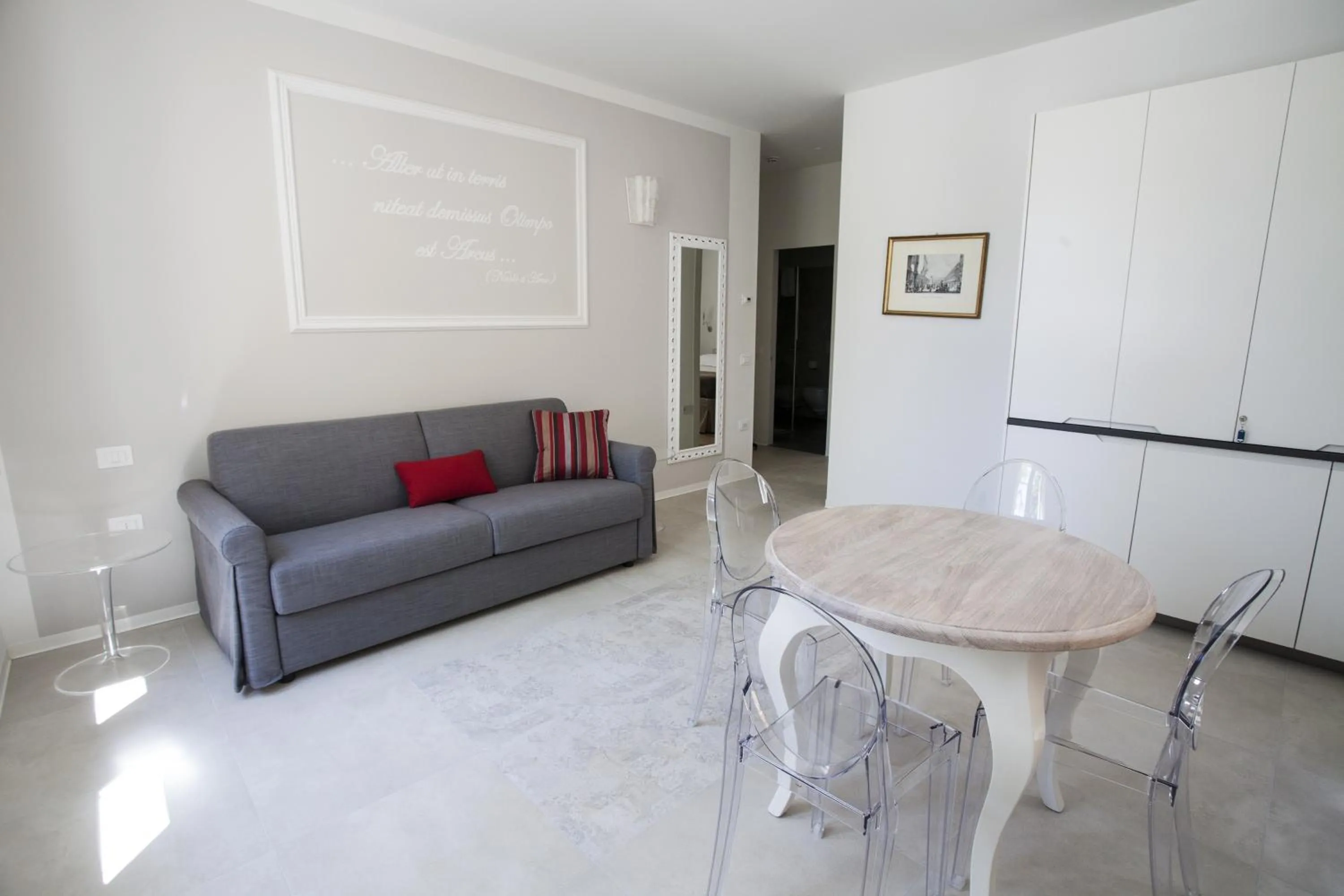 TV and multimedia in Villa Italia Luxury Suites and Apartments