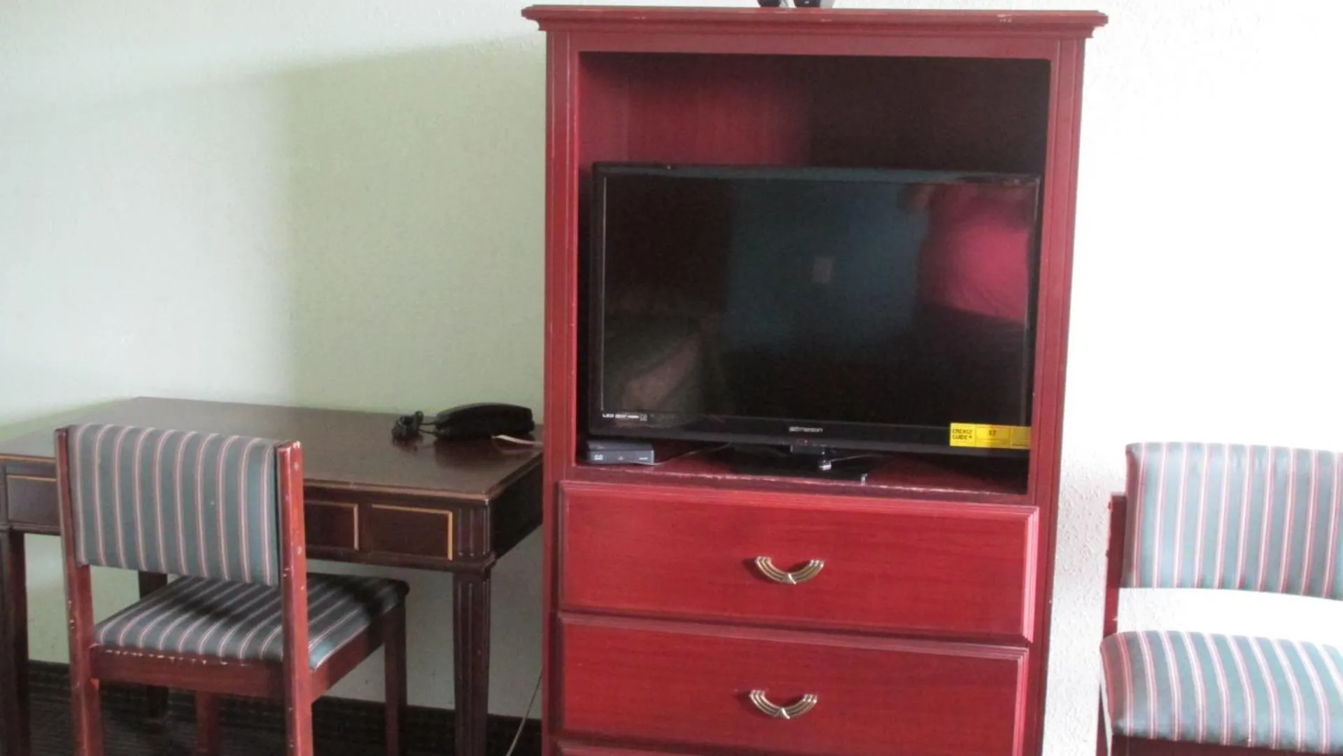 Communal lounge/ TV room, TV/Entertainment Center in Sportsman's Motel