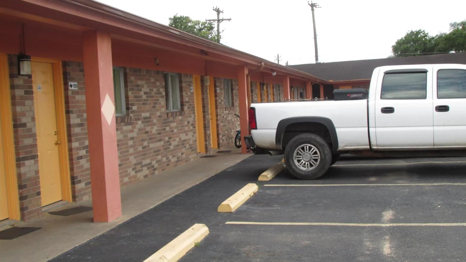 Property building in Sportsman's Motel