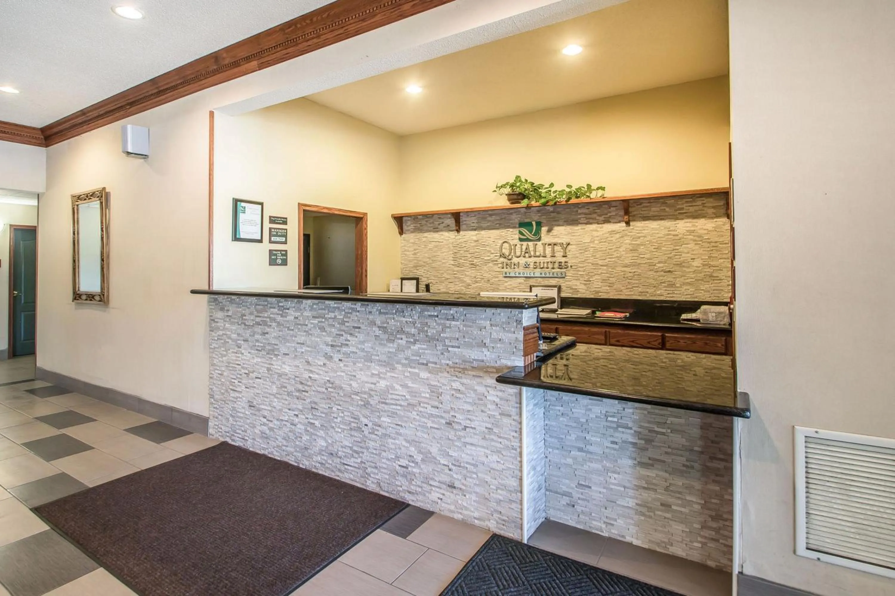 Lobby or reception in Quality Inn & Suites East Troy I-43