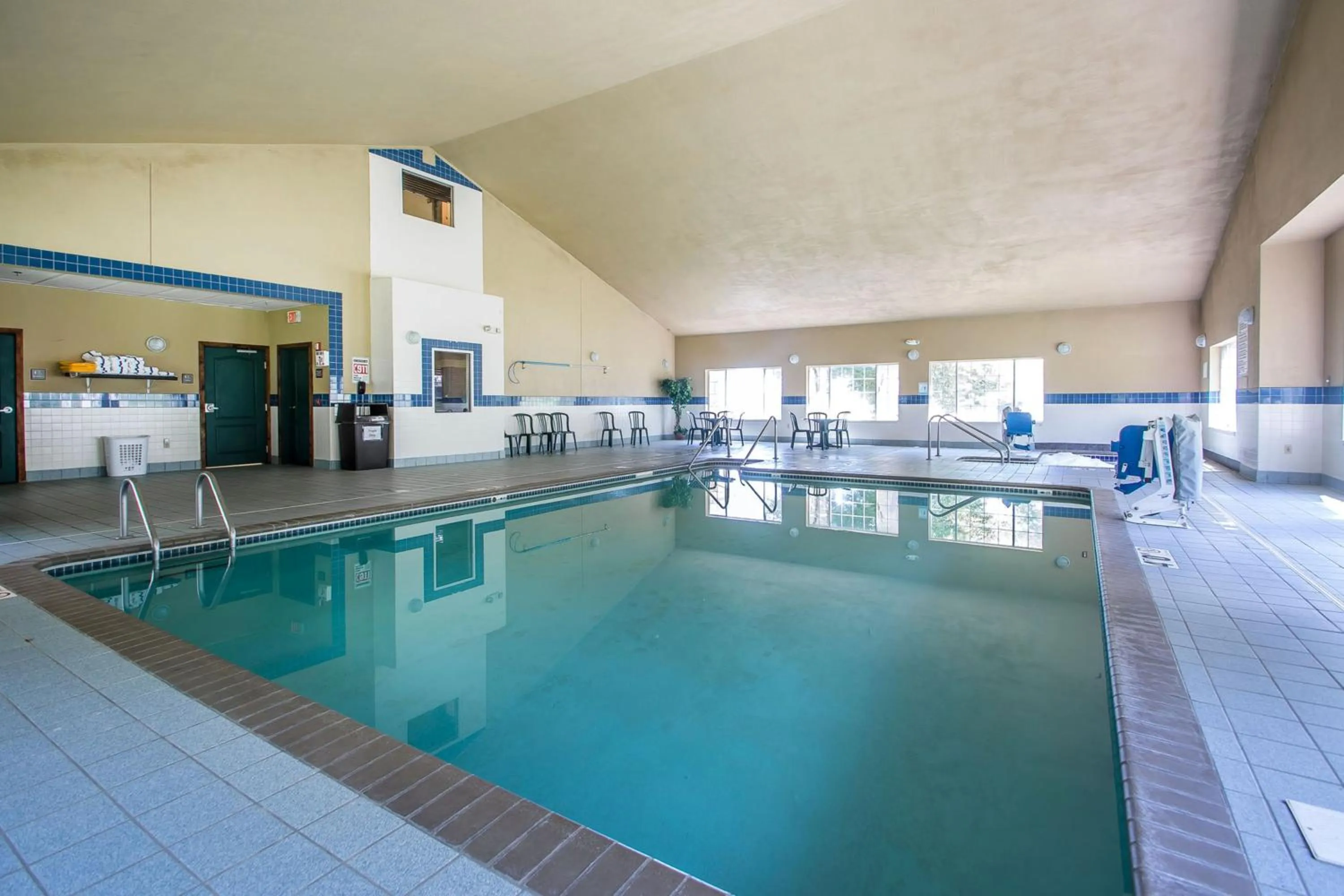 Swimming pool in Quality Inn & Suites East Troy I-43