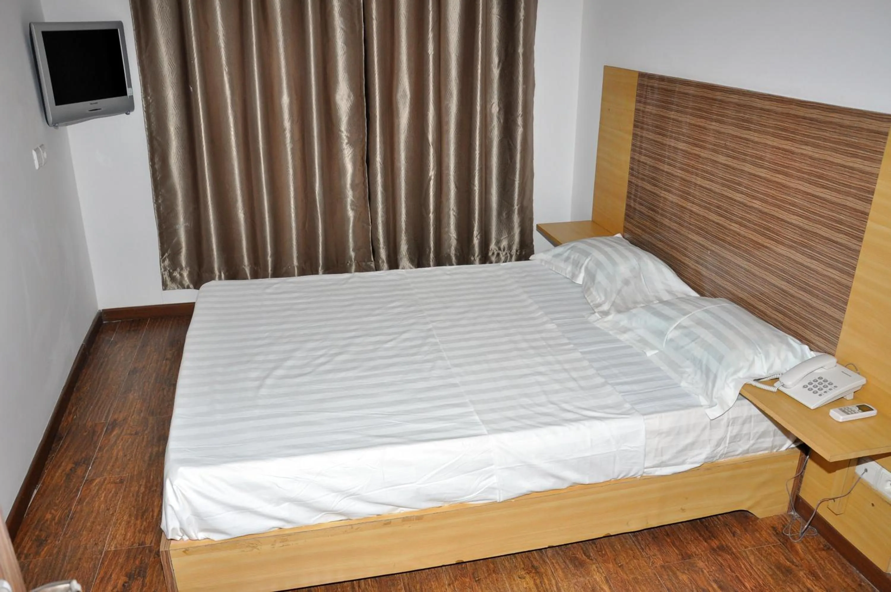 Bedroom in Jess Hotel