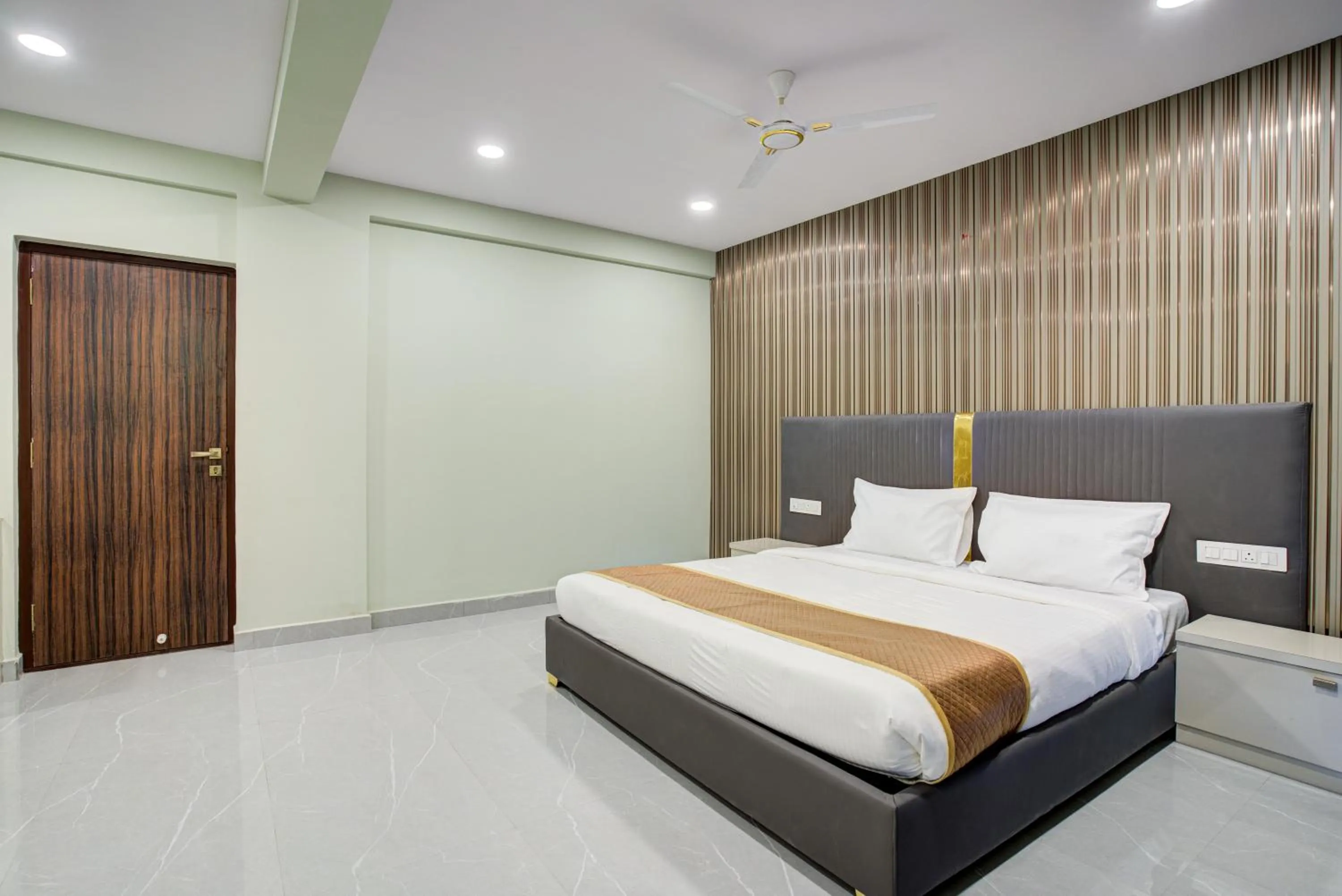 Bed in Hotel Well Suites Near Electronic City 400 Mtr
