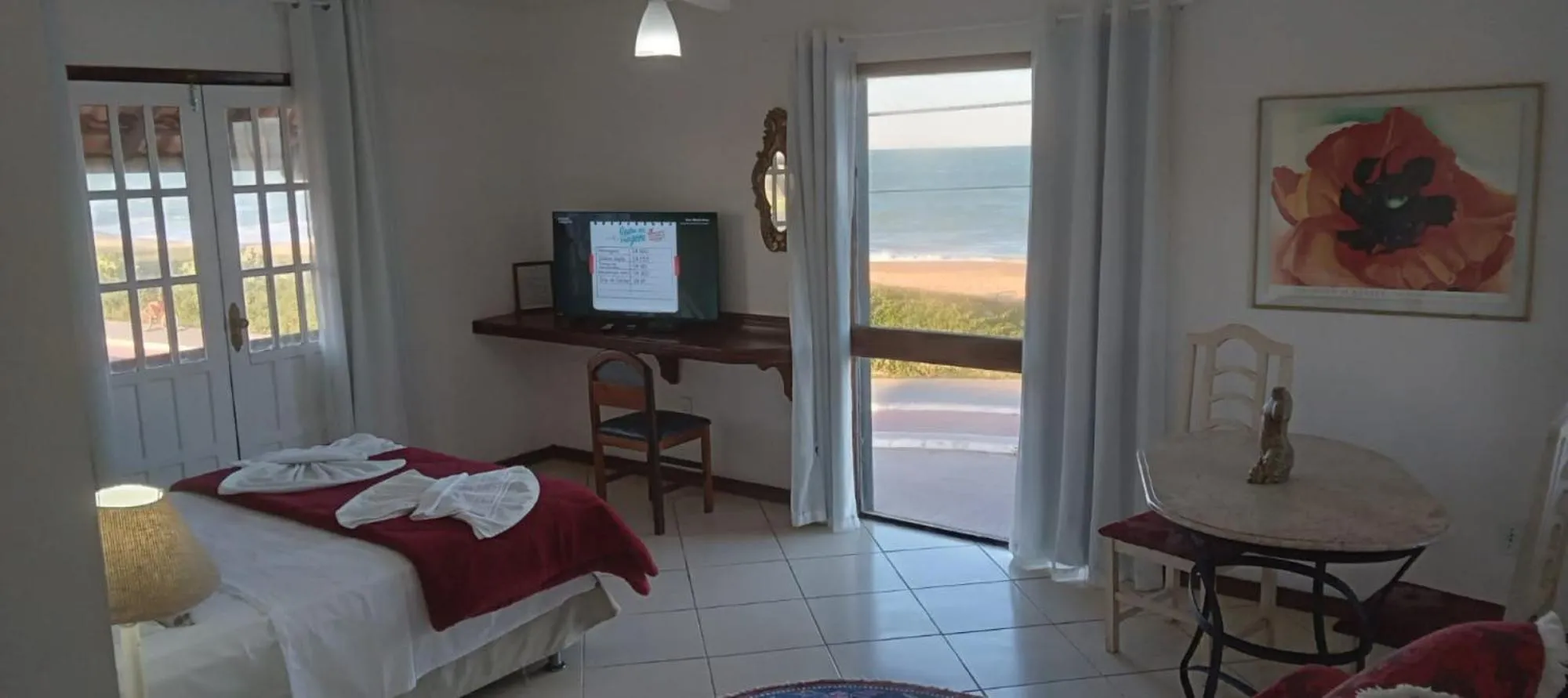 Photo of the whole room, Bed in Atlântico Hotel