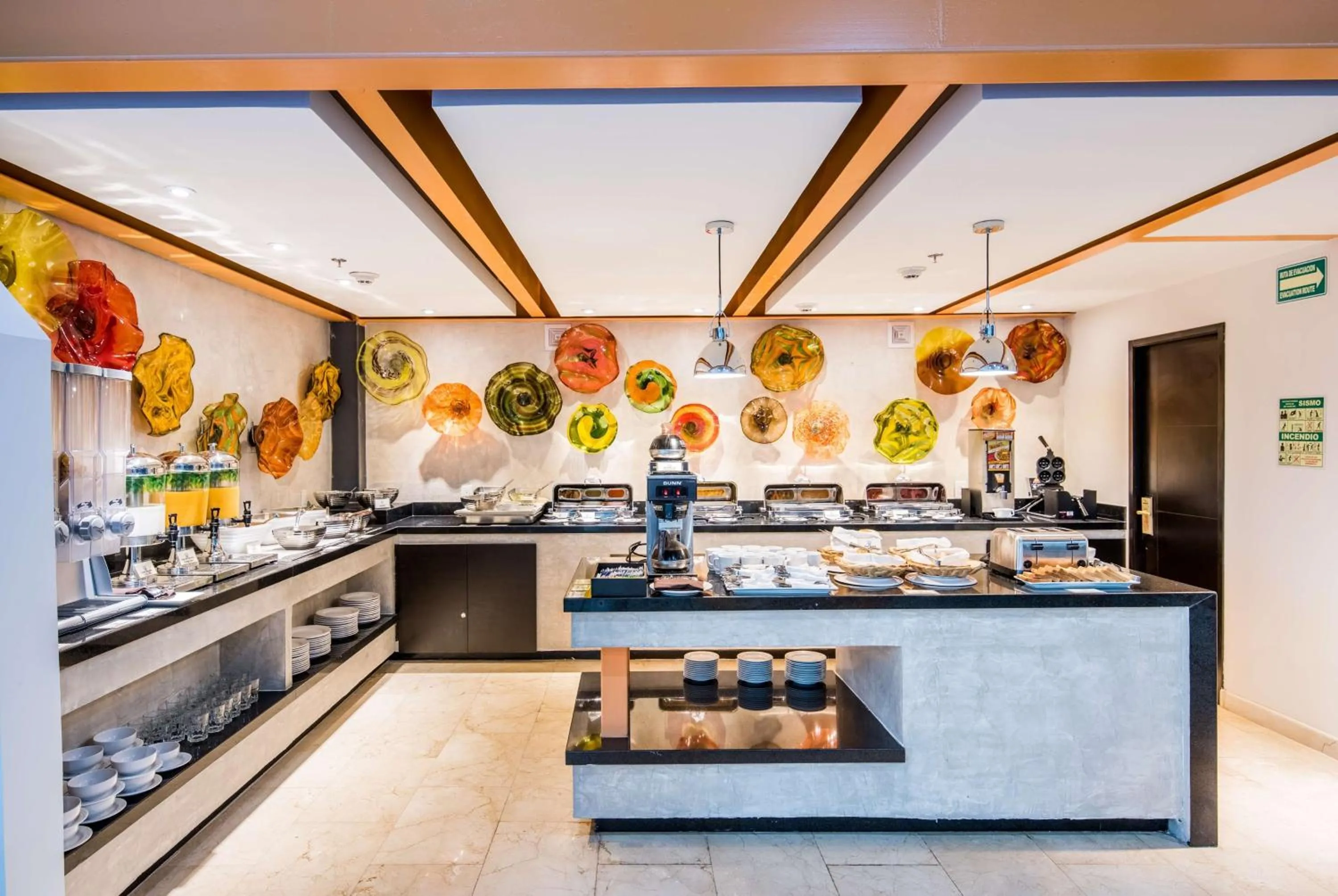 Restaurant/places to eat in Wyndham Garden Guadalajara Expo Plaza del Sol