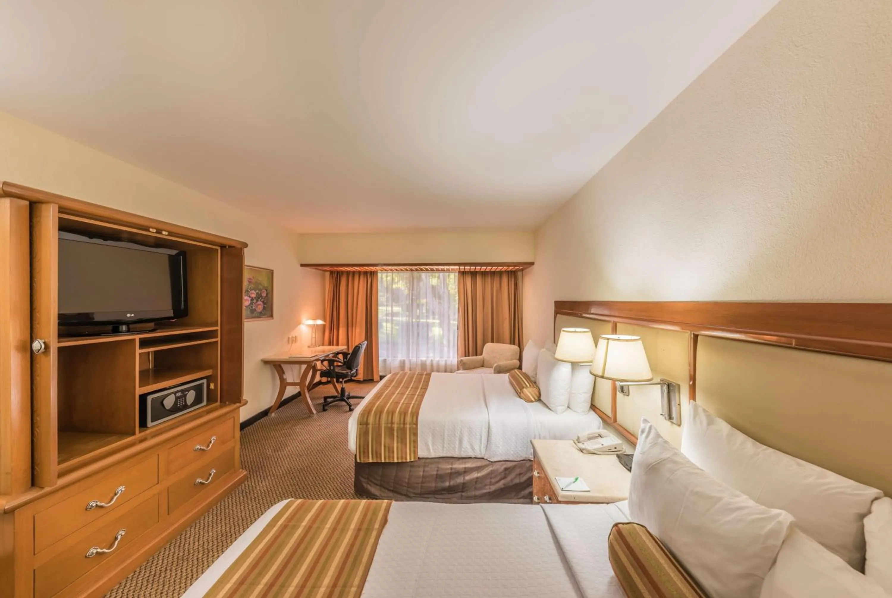 Photo of the whole room, Bed in Wyndham Garden Guadalajara Expo Plaza del Sol