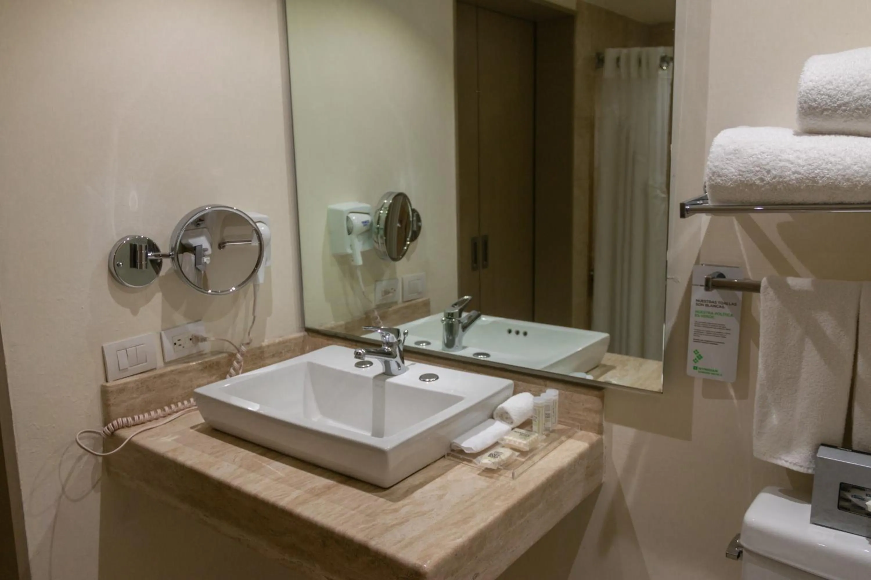 Bathroom in Wyndham Garden Guadalajara Expo Plaza del Sol