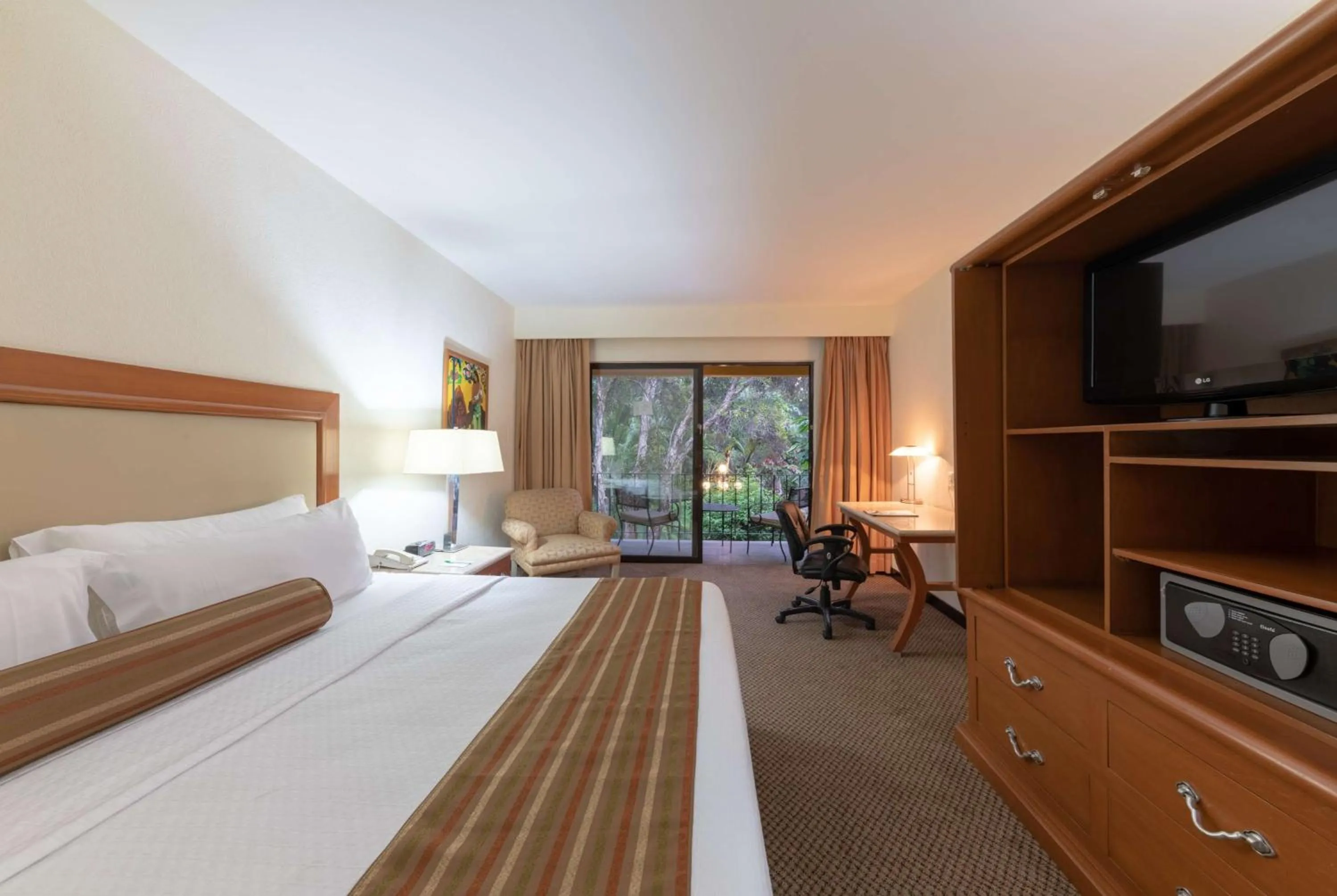 Photo of the whole room, Bed in Wyndham Garden Guadalajara Expo Plaza del Sol