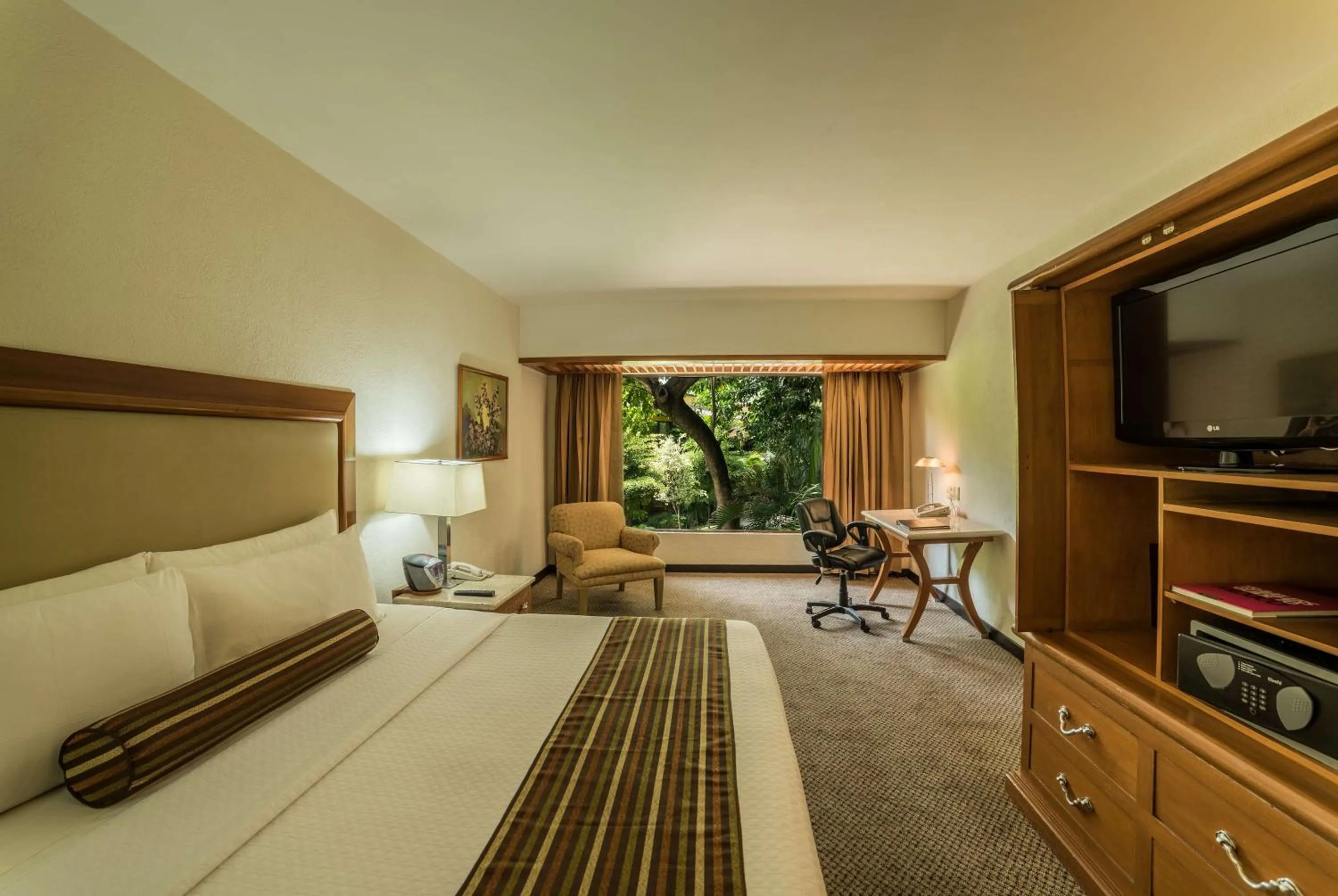 Photo of the whole room, Bed in Wyndham Garden Guadalajara Expo Plaza del Sol