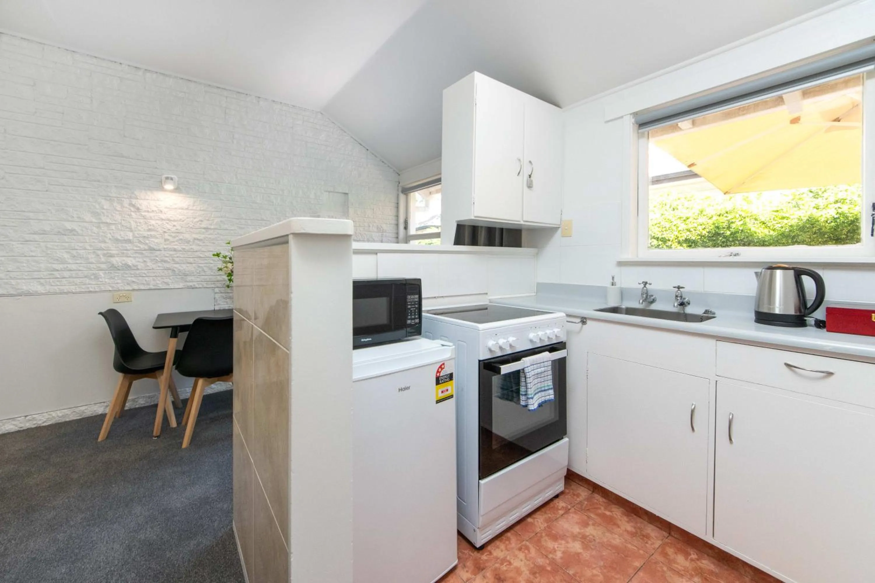 Kitchen or kitchenette in Aarangi Motel