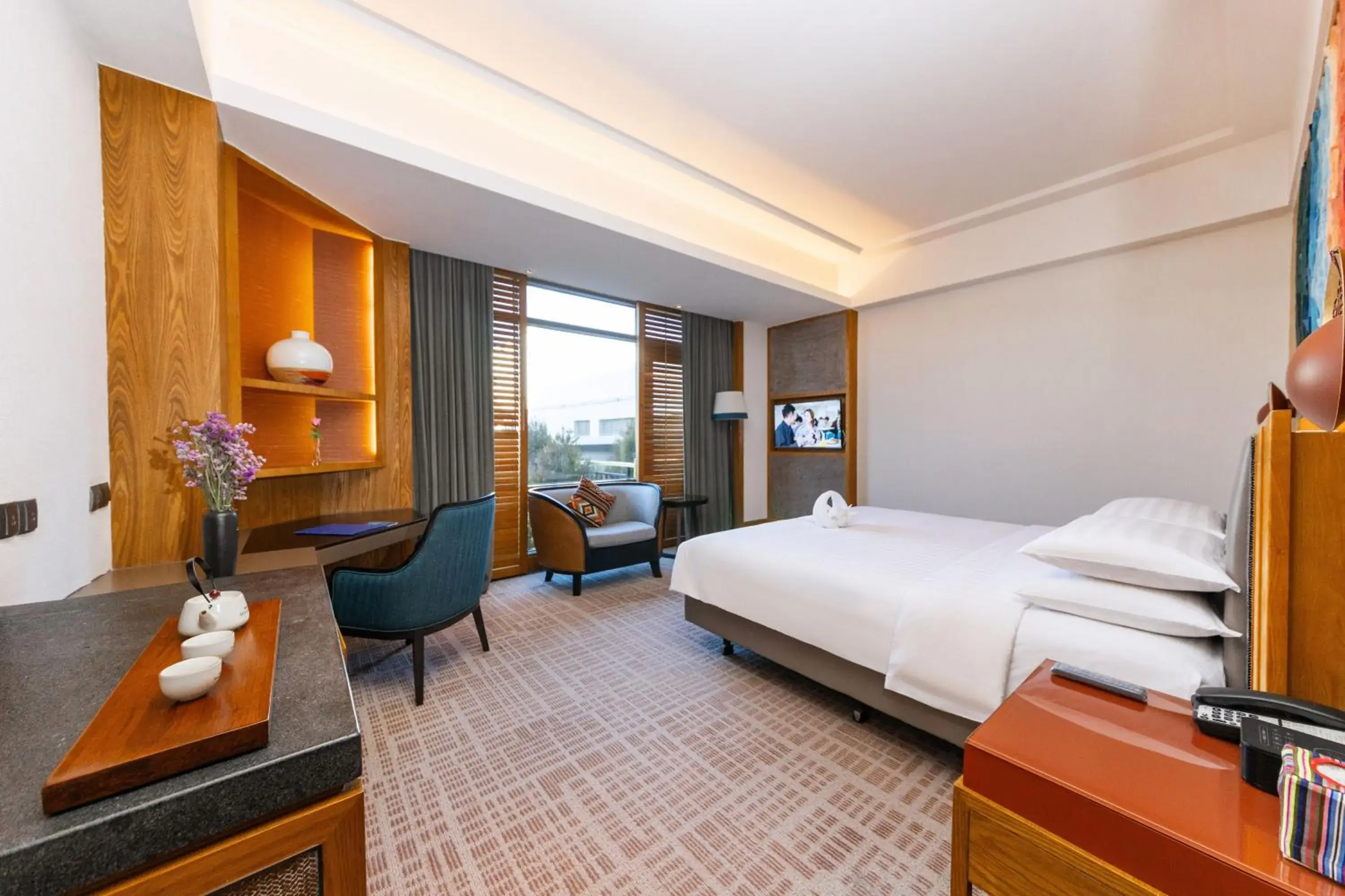 Executive Double Room with Balcony in Shangri-La Resort Shangri-La Executive Double Room with Balcony in Shangri-La Resort Shangri-La