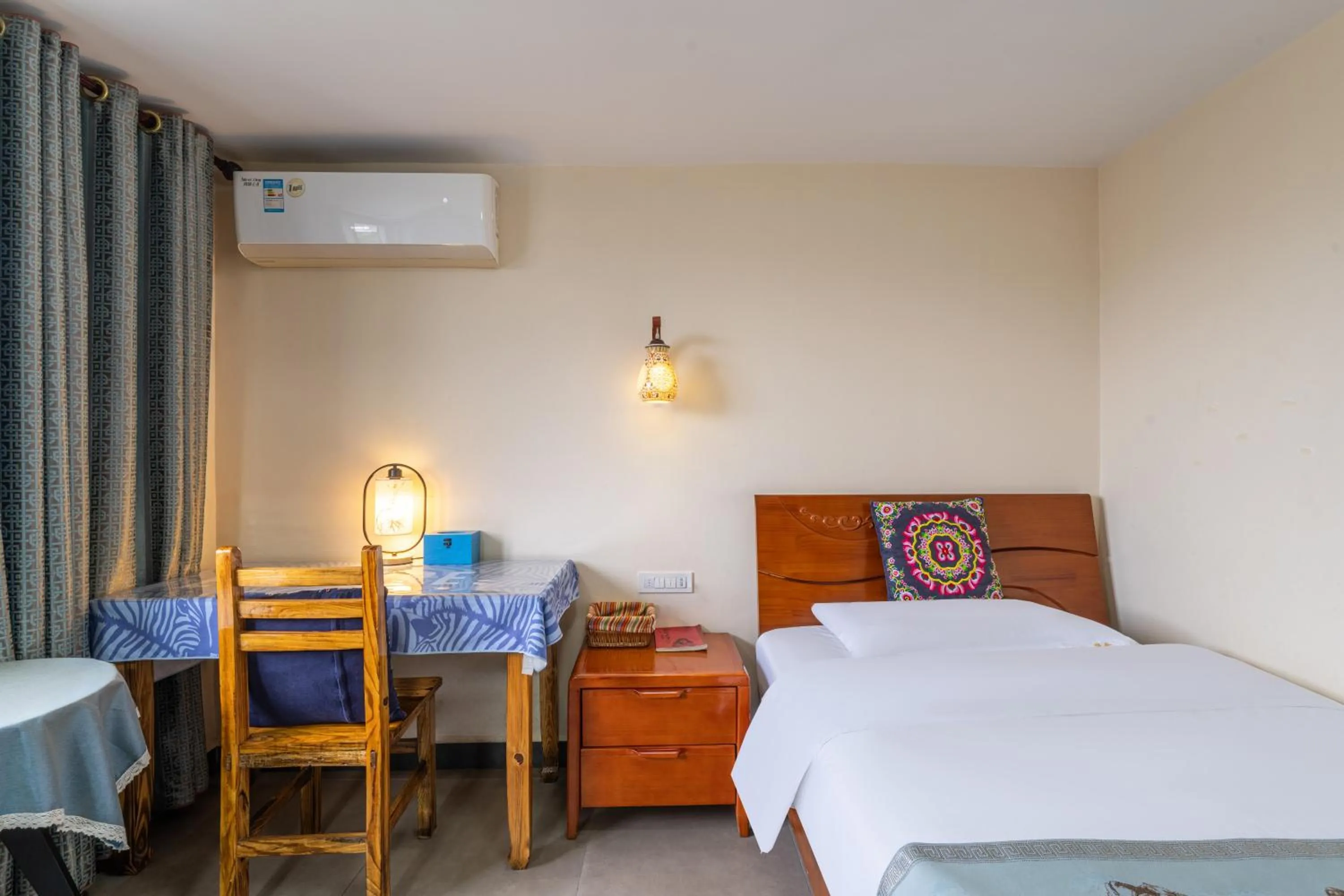 Decorative detail, Bed in Junshe Boutique Guest House-Complementary pick up servie for a 3-night stay in a deluxe room