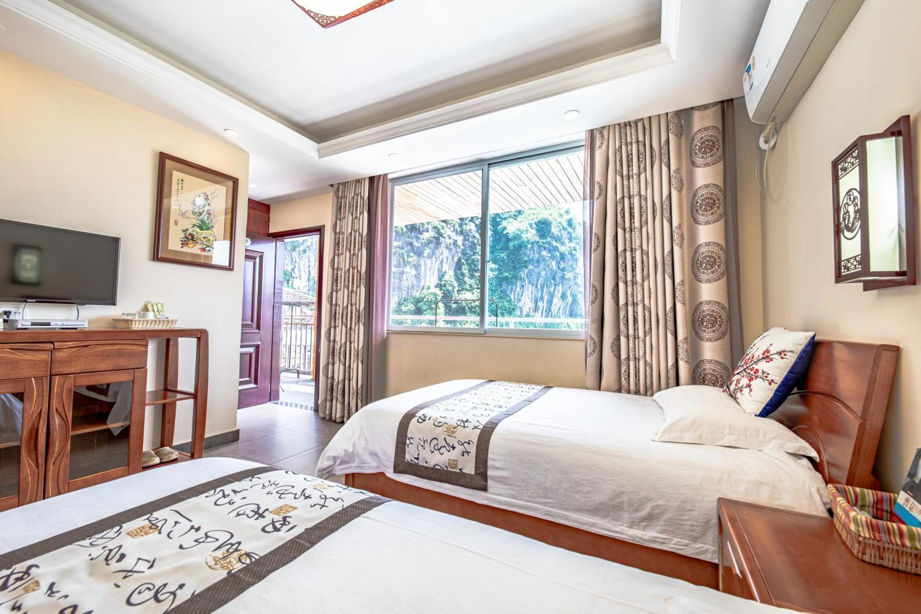 Deluxe Twin Room with Mountain View in Junshe Boutique Guest House-Complementary pick up servie for a 3-night stay in a deluxe room
