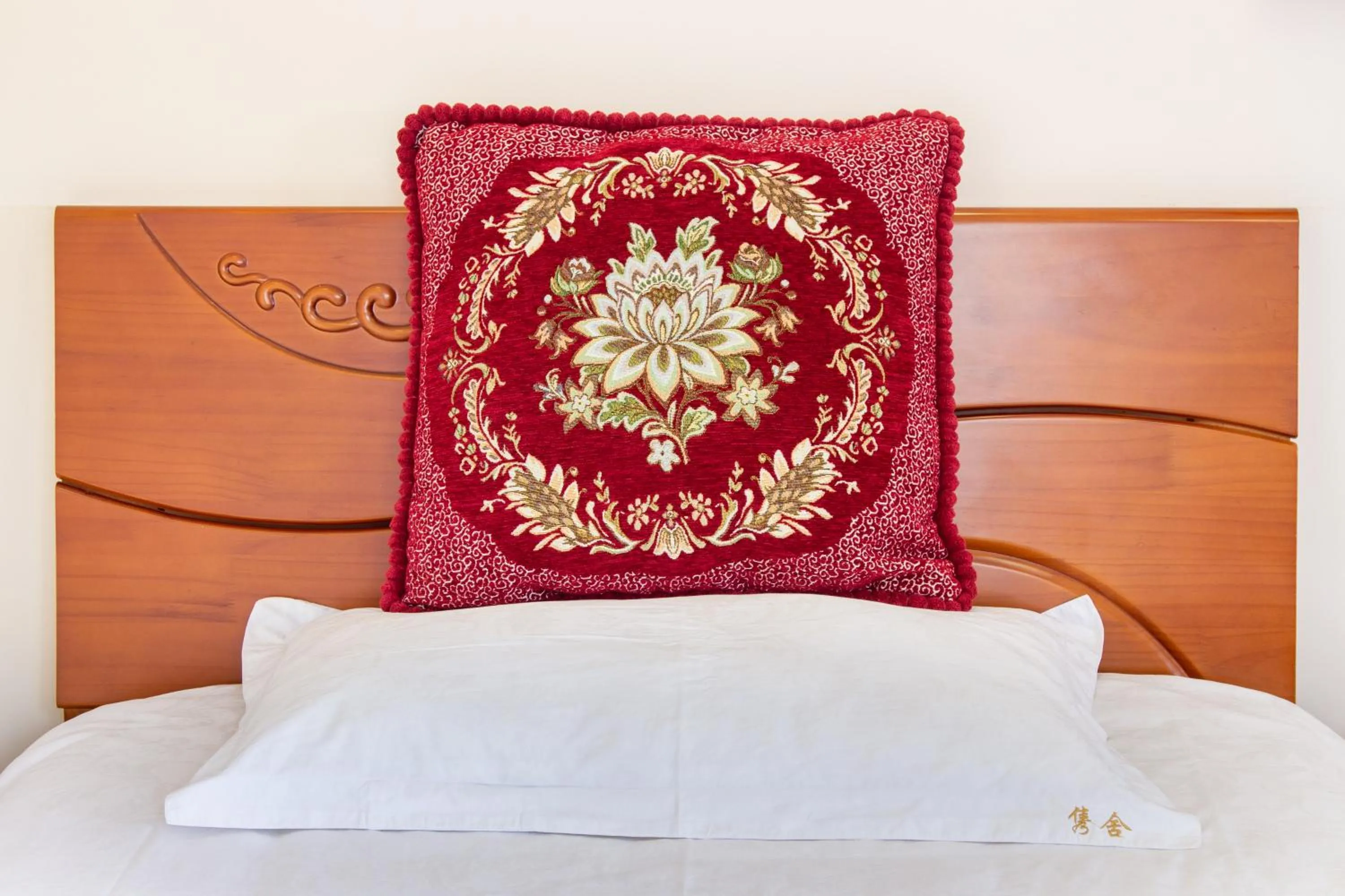 Bed in Junshe Boutique Guest House-Complementary pick up servie for a 3-night stay in a deluxe room