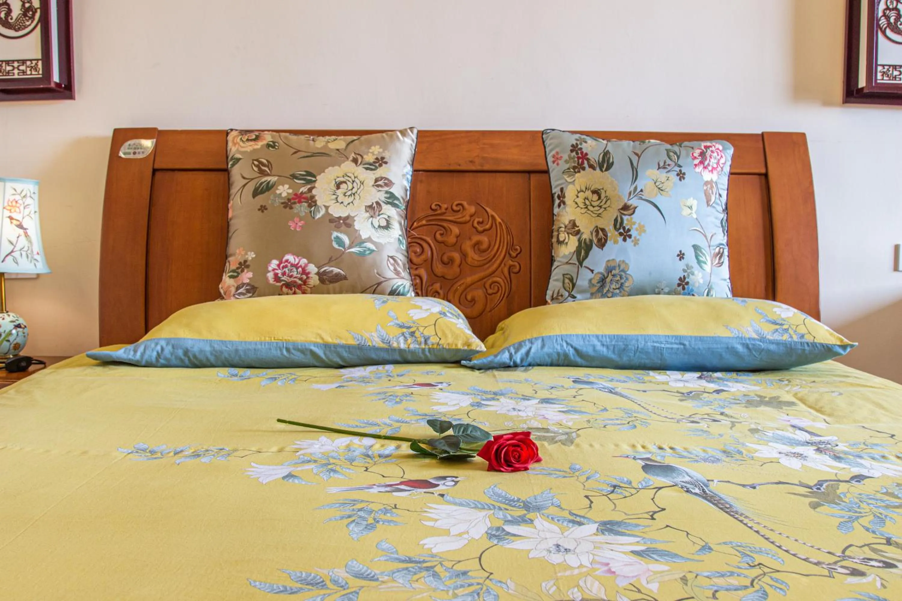 Bed in Junshe Boutique Guest House-Complementary pick up servie for a 3-night stay in a deluxe room