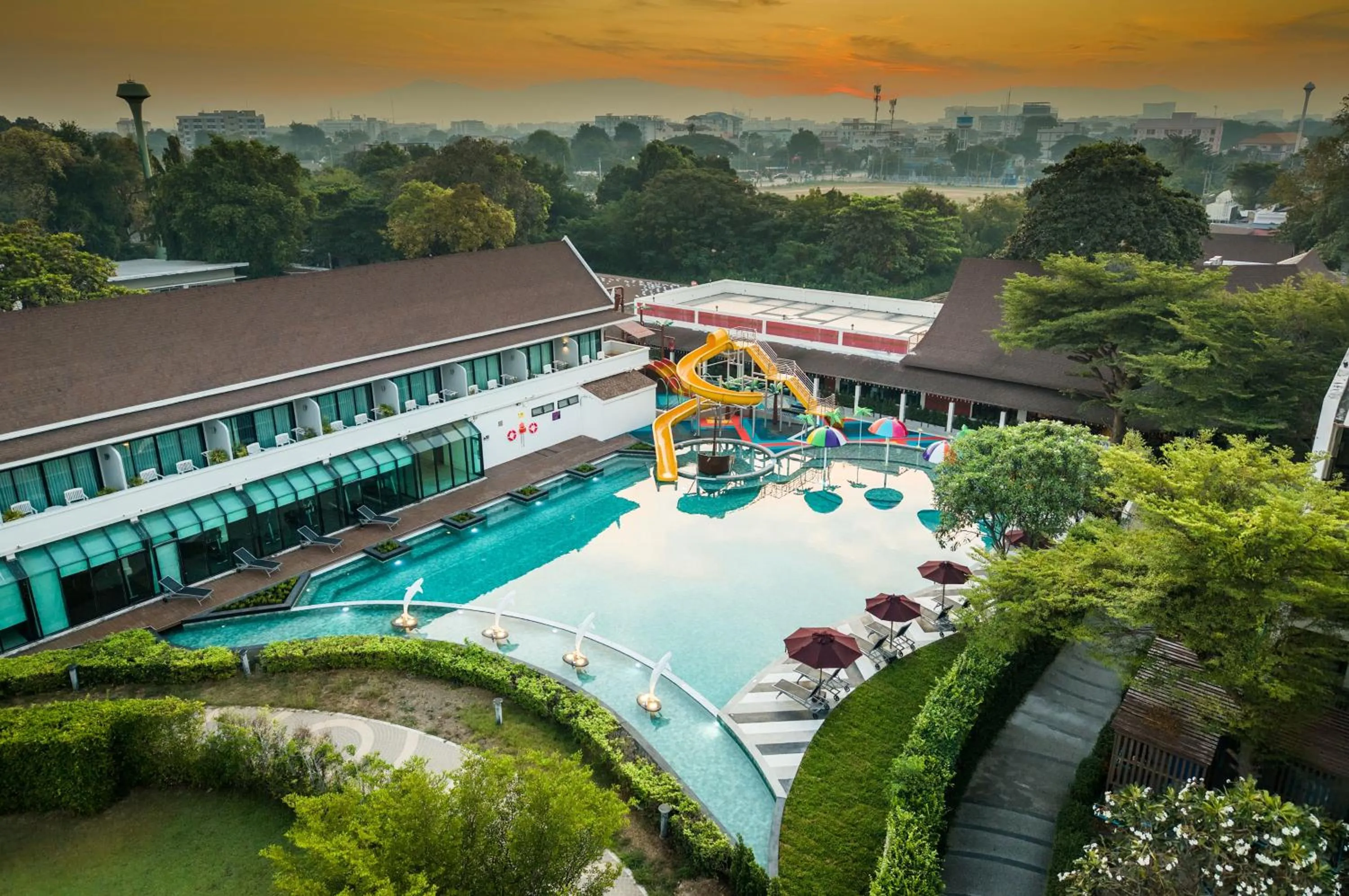 Swimming pool in Bangsaen Heritage Hotel