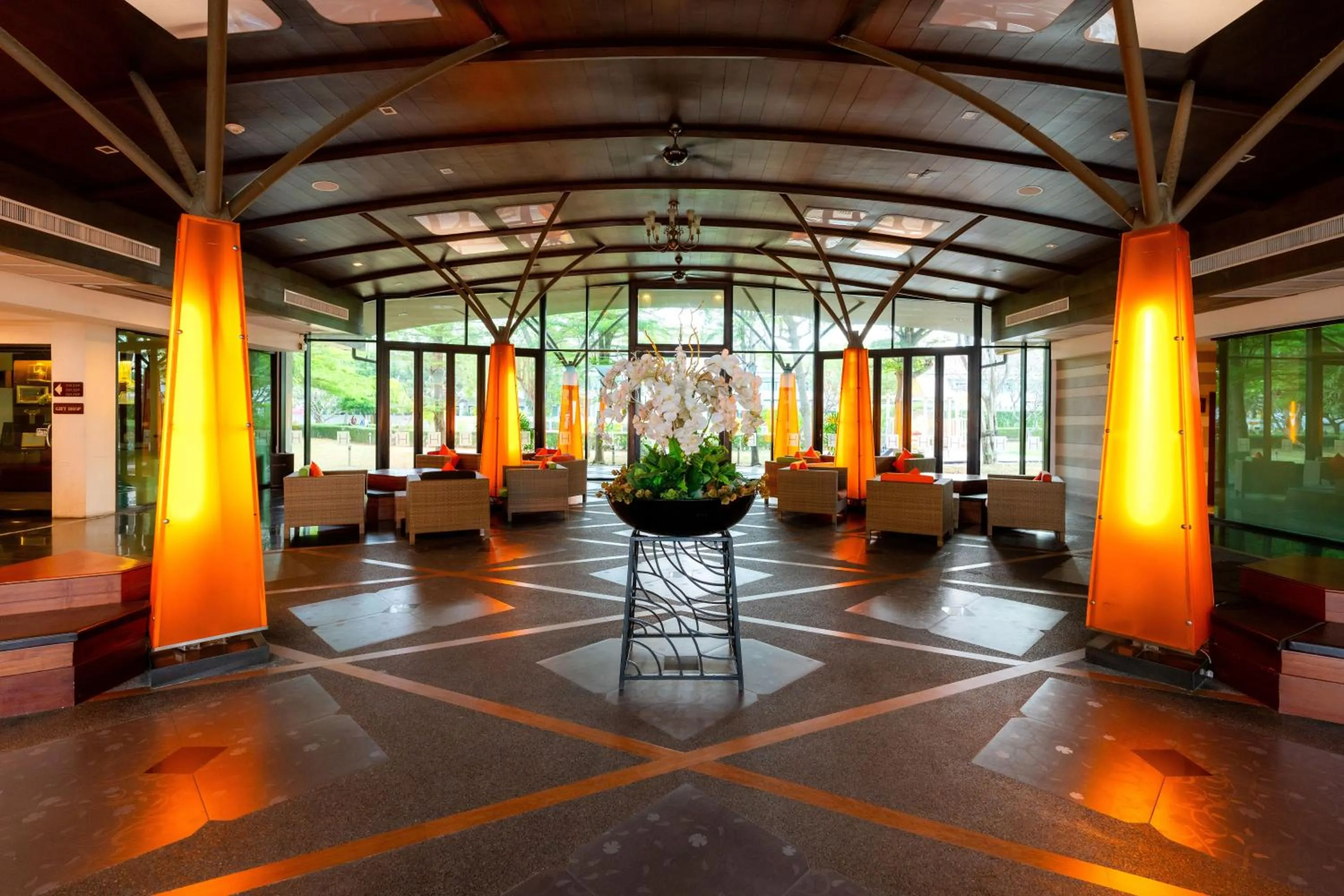Lobby or reception in Bangsaen Heritage Hotel