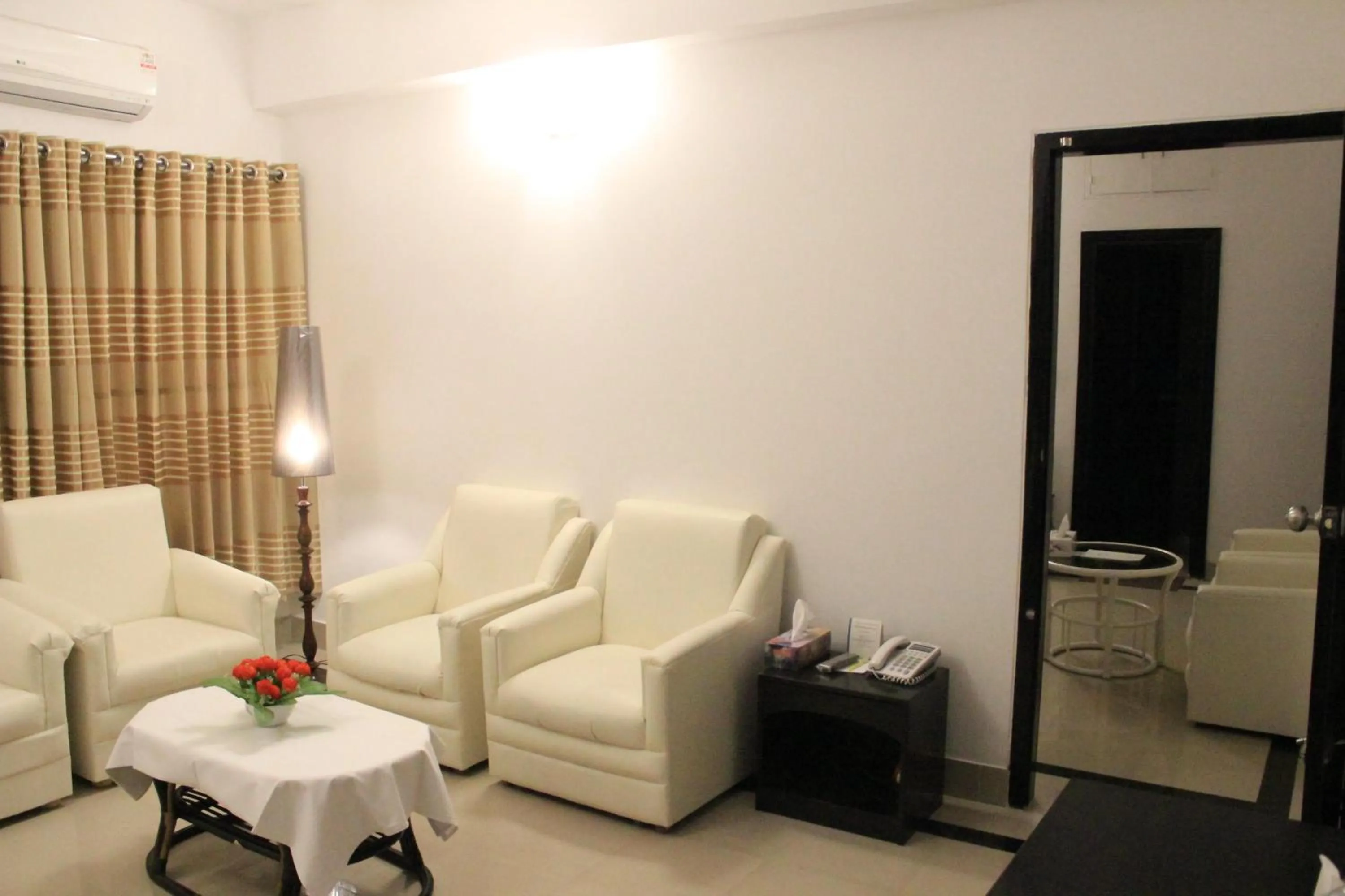 Seating area in Aristocrat Inn - Lake Park & USA club