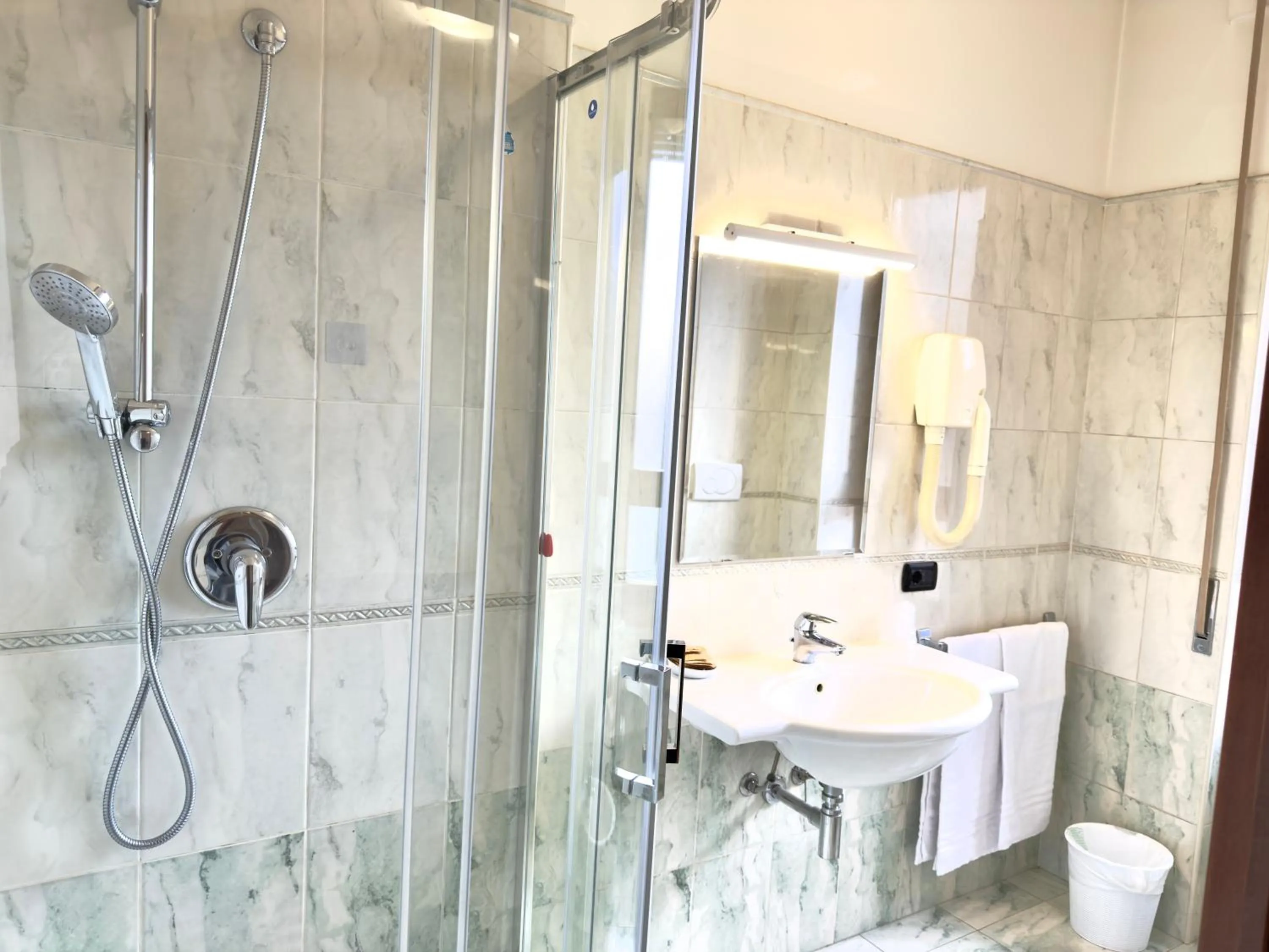 Bathroom in Hotel Molise 2