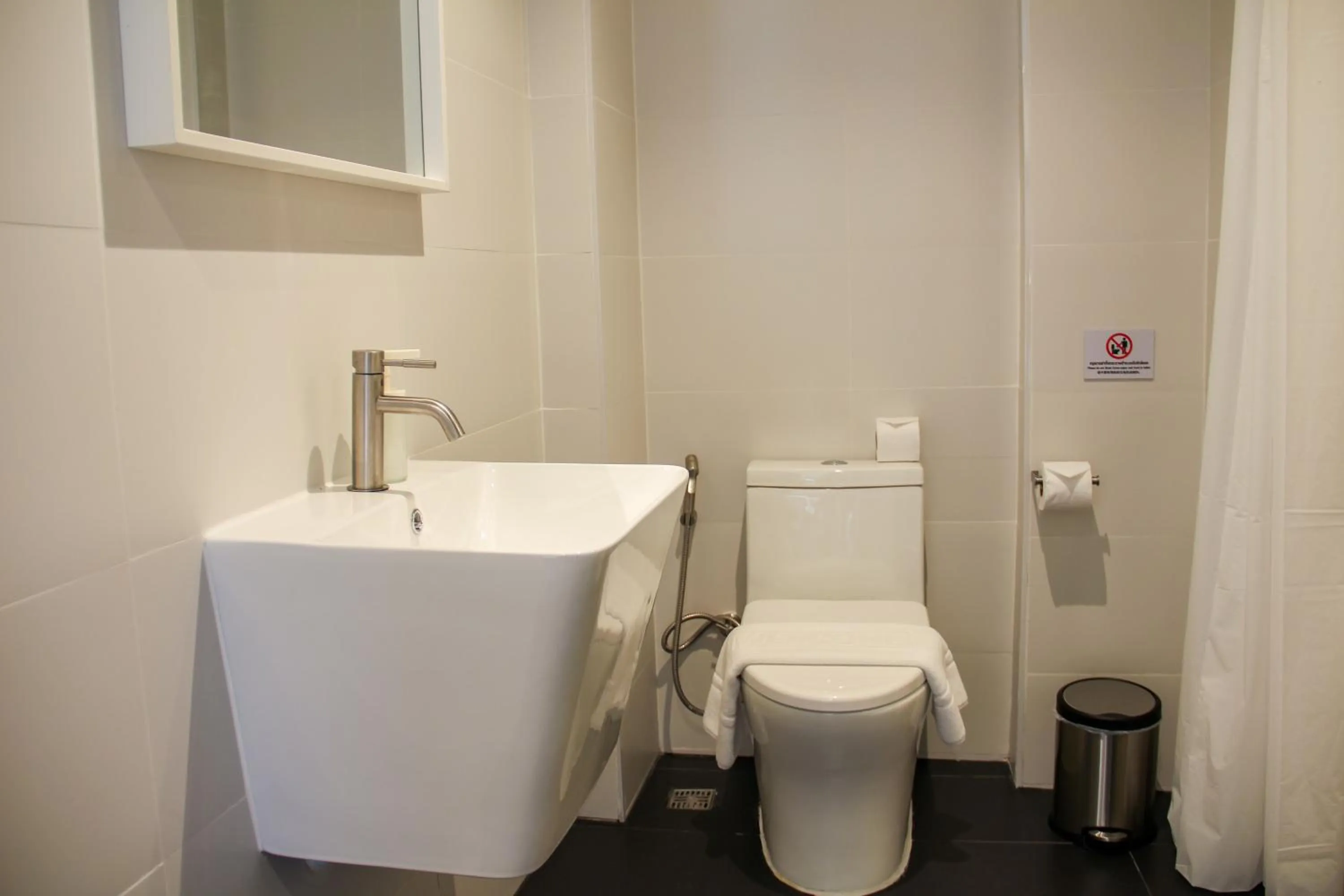 Toilet in iThaphae Hotel