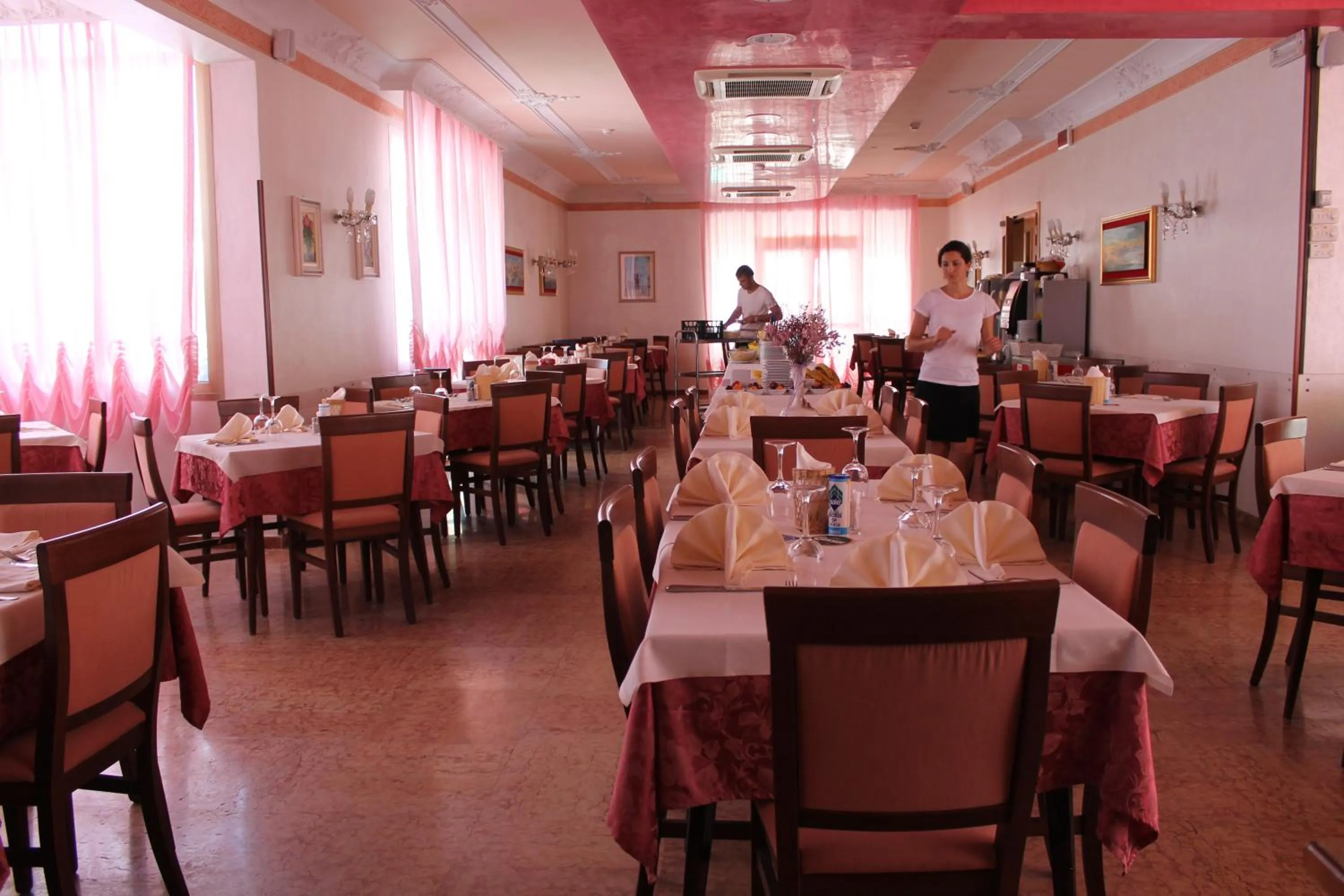 Restaurant/places to eat in Hotel Kennedy