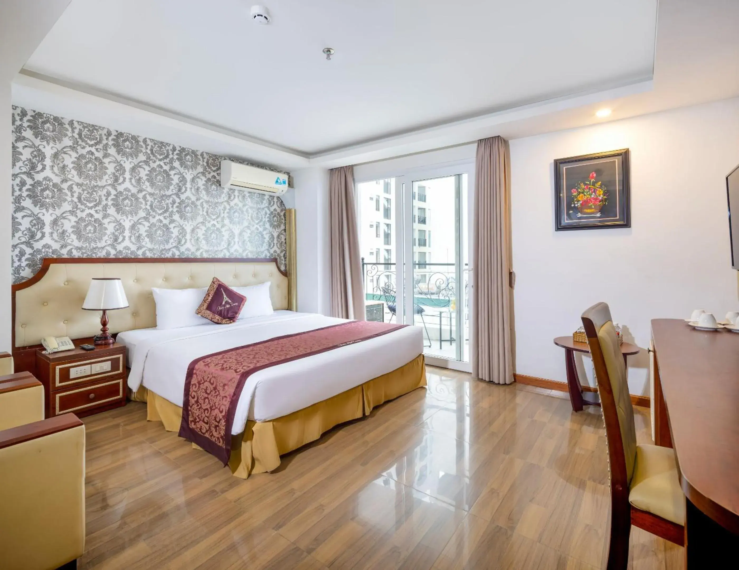 Deluxe Double Room with Balcony and Sea View in Paris Luxury Hotel & Apartment Nha Trang Deluxe Double Room with Balcony and Sea View in Paris Luxury Hotel & Apartment Nha Trang