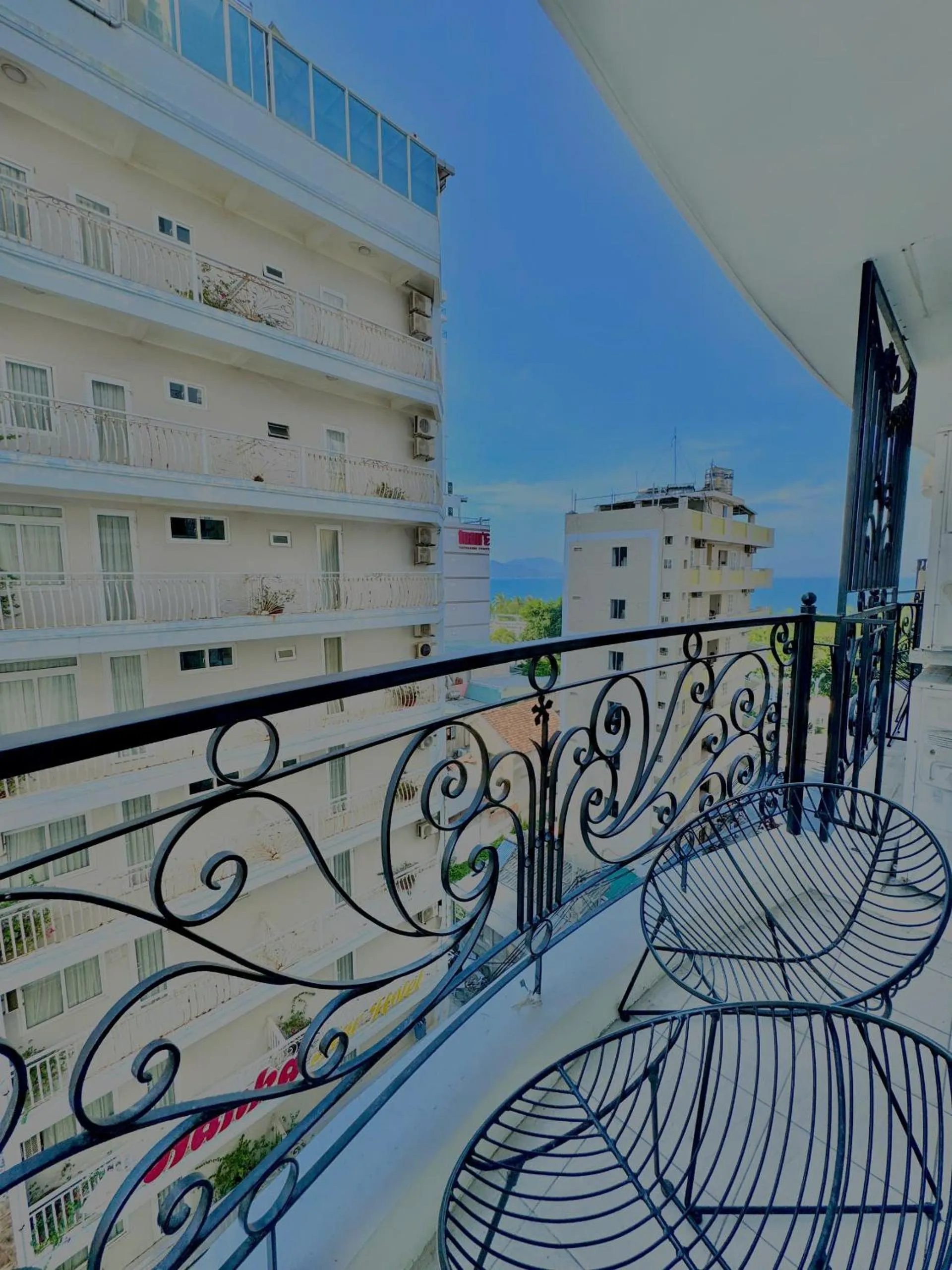 Day in Paris Luxury Hotel & Apartment Nha Trang