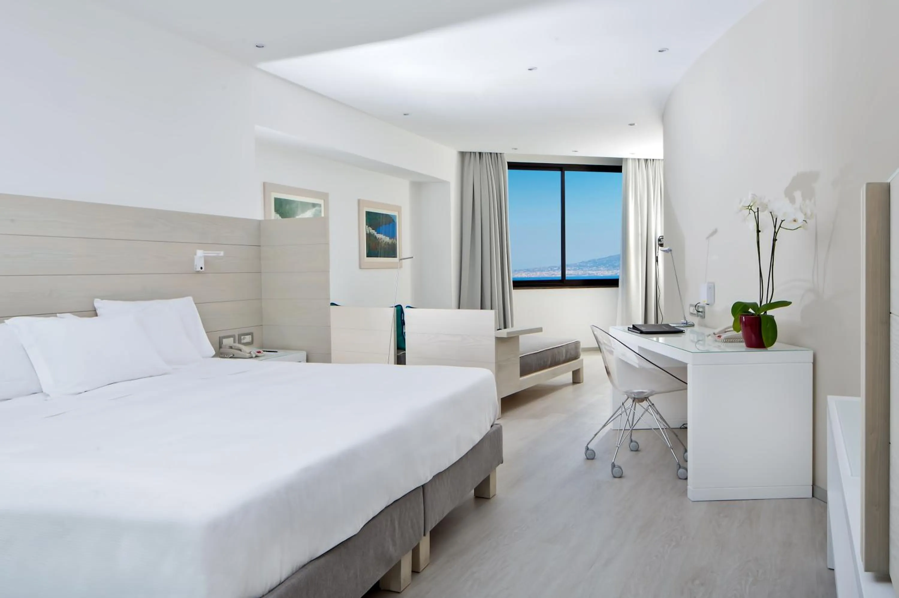 View (from property/room), Bed in Hilton Sorrento Palace