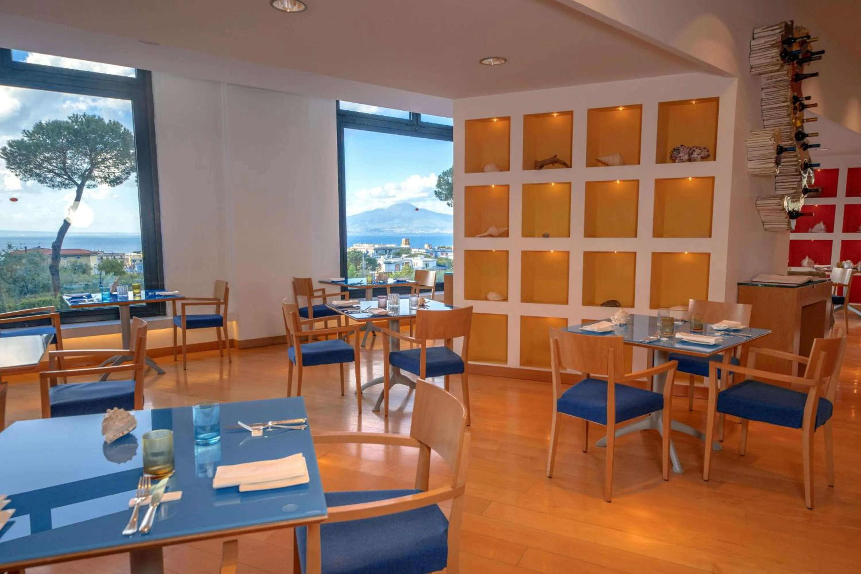 Restaurant/places to eat in Hilton Sorrento Palace