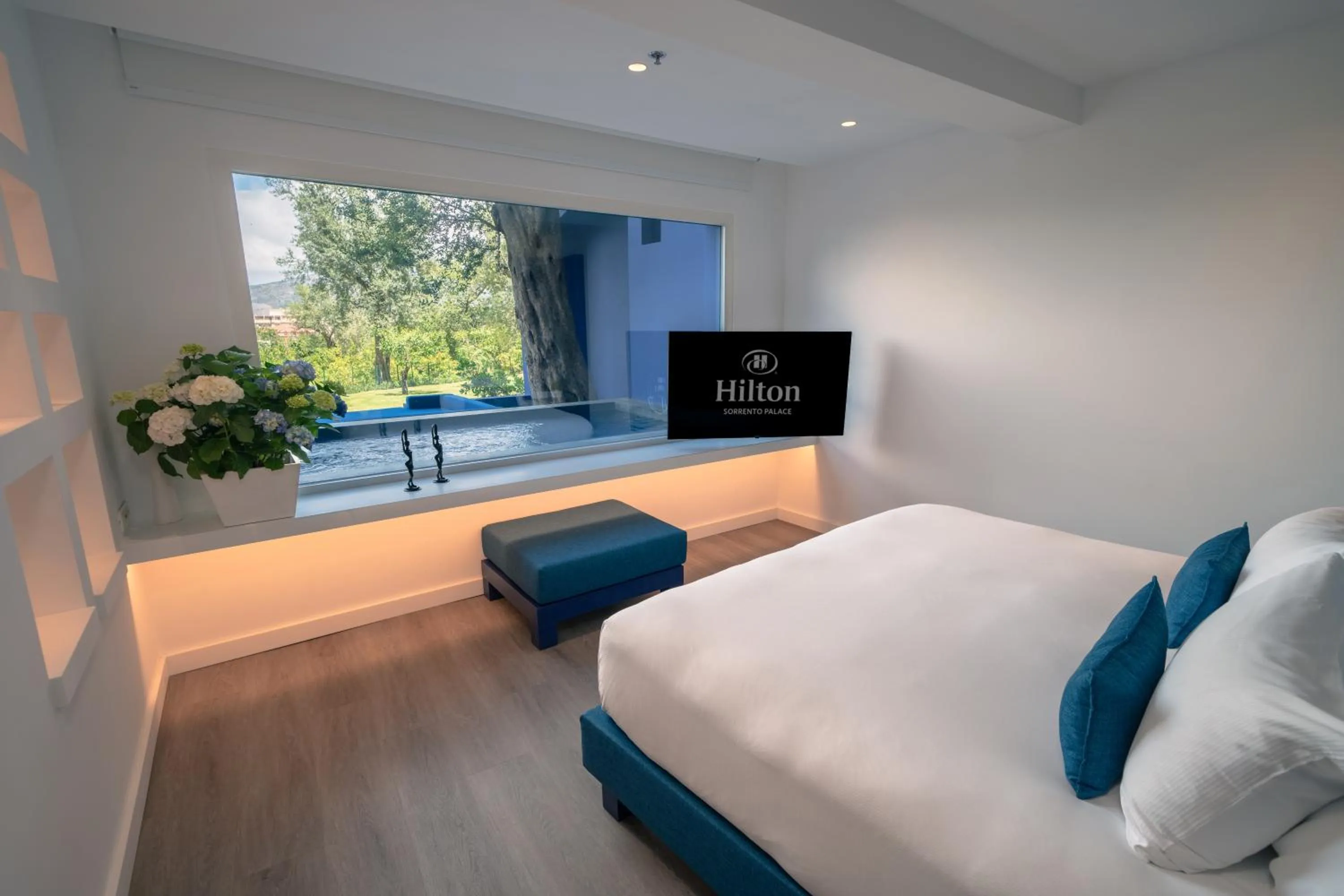 Hot Tub, Bed in Hilton Sorrento Palace