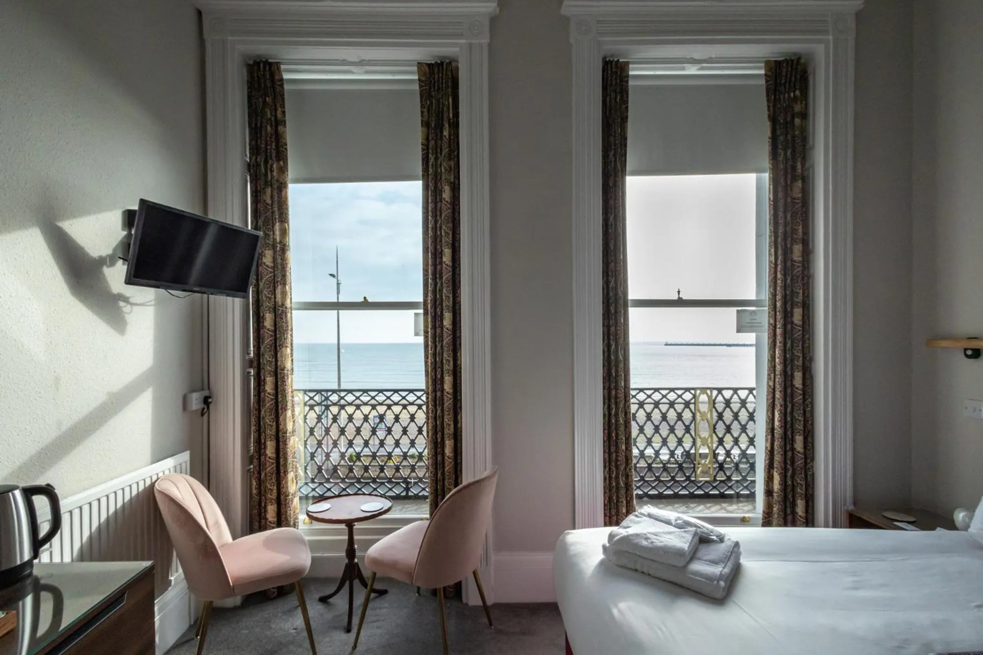 Sea view, Bed in Gresham Guest House