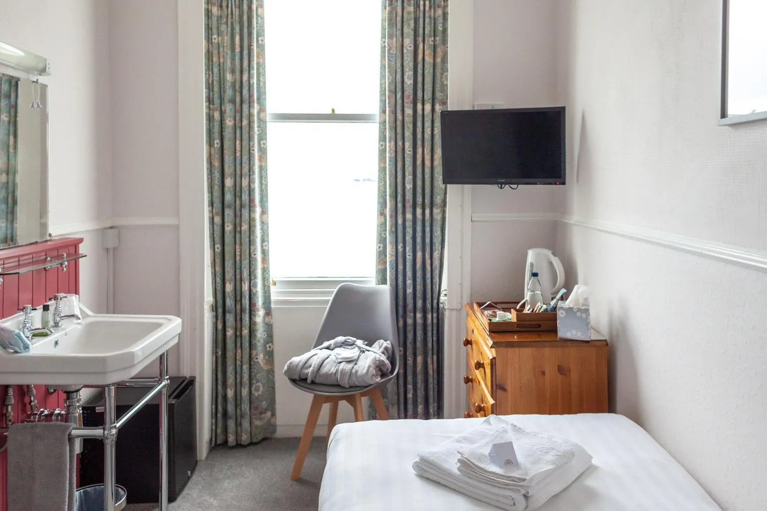 Bedroom, Bed in Gresham Guest House