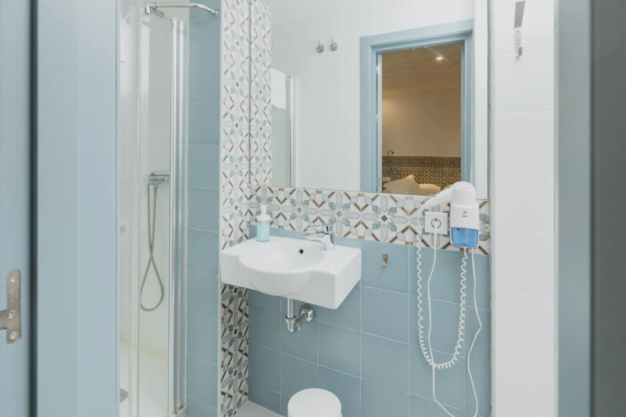 Shower in Hostal Gravina