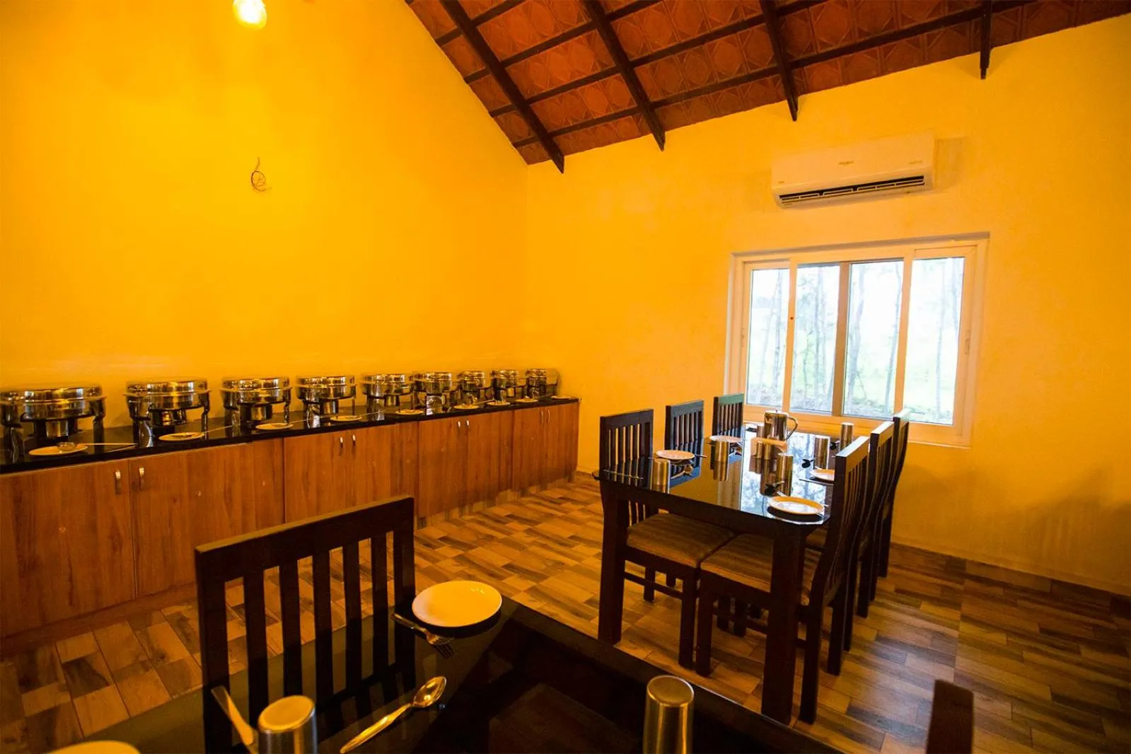 Restaurant/places to eat in AARA Jungle Resort
