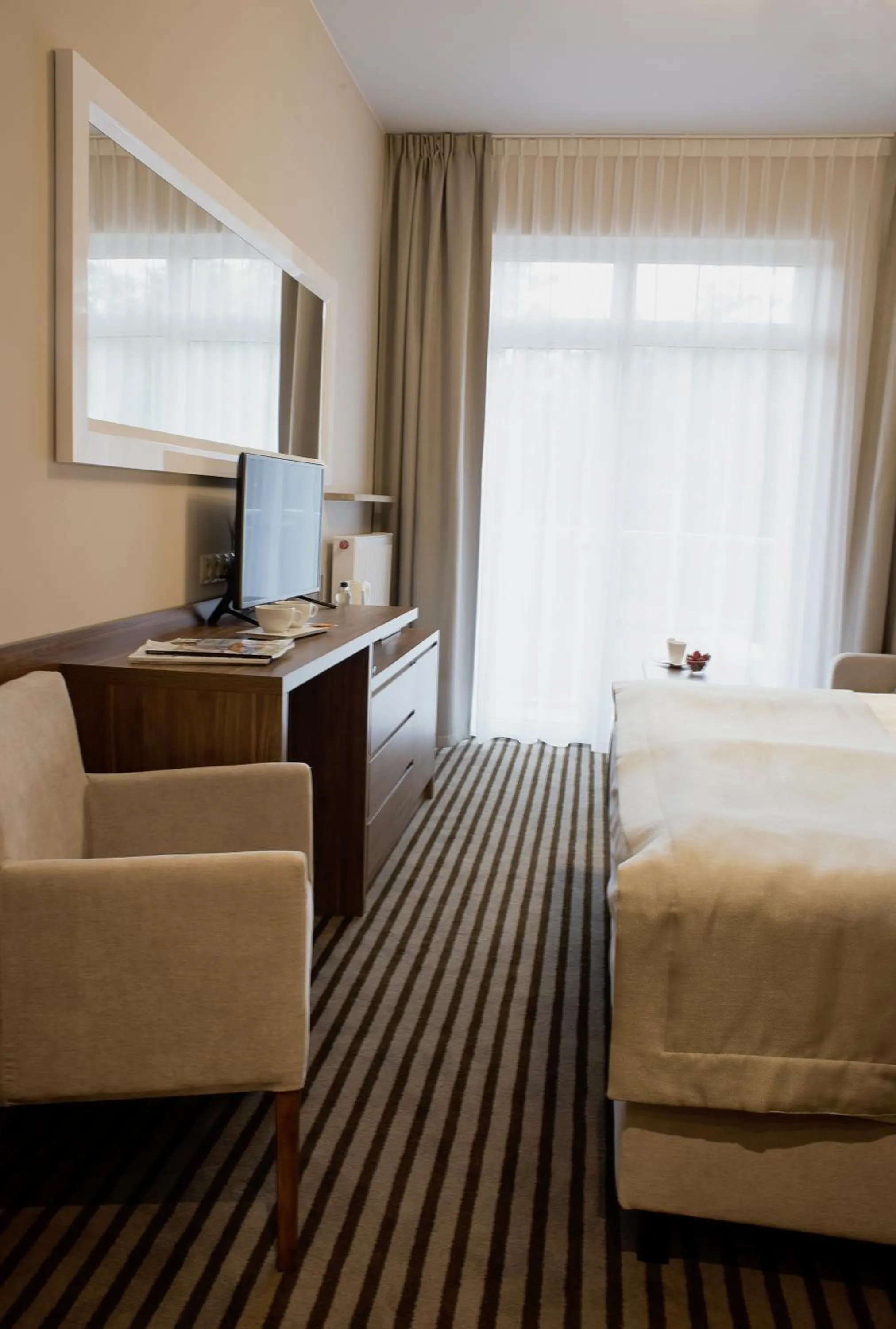 TV and multimedia, Bed in Hotel White