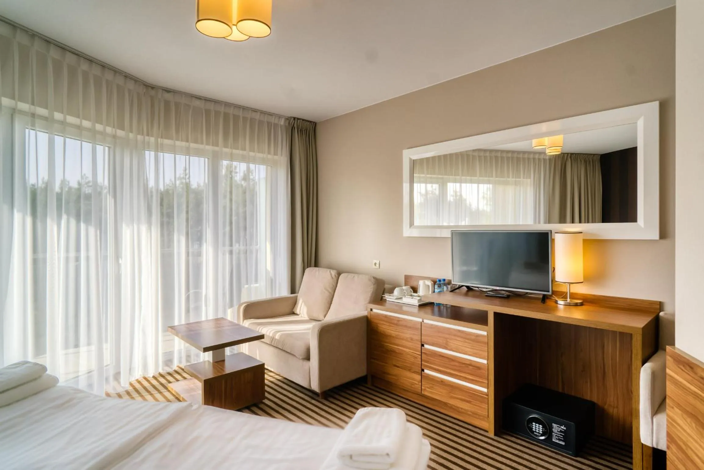 TV and multimedia, Bed in Hotel White