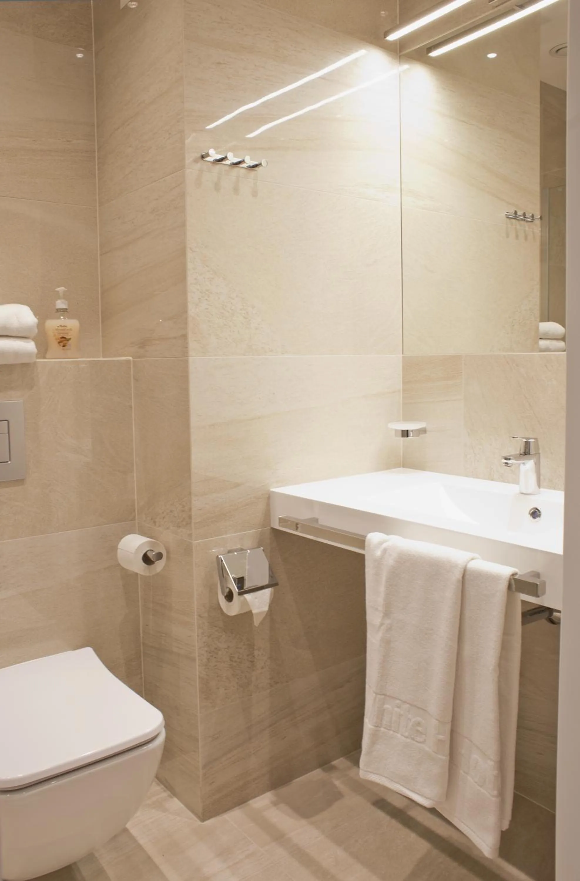 Bathroom in Hotel White