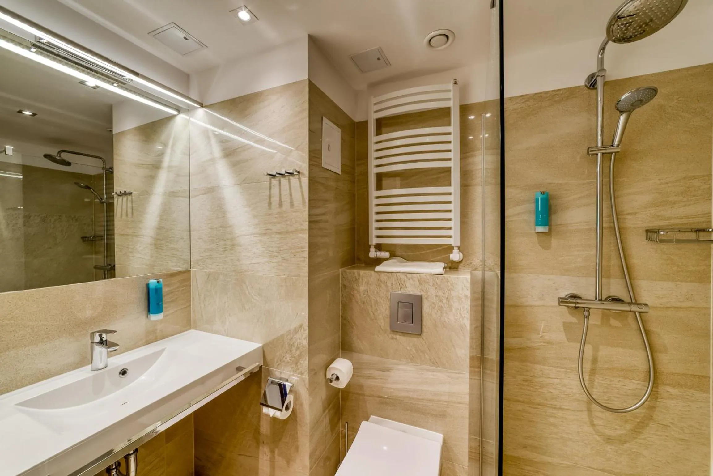 Shower in Hotel White