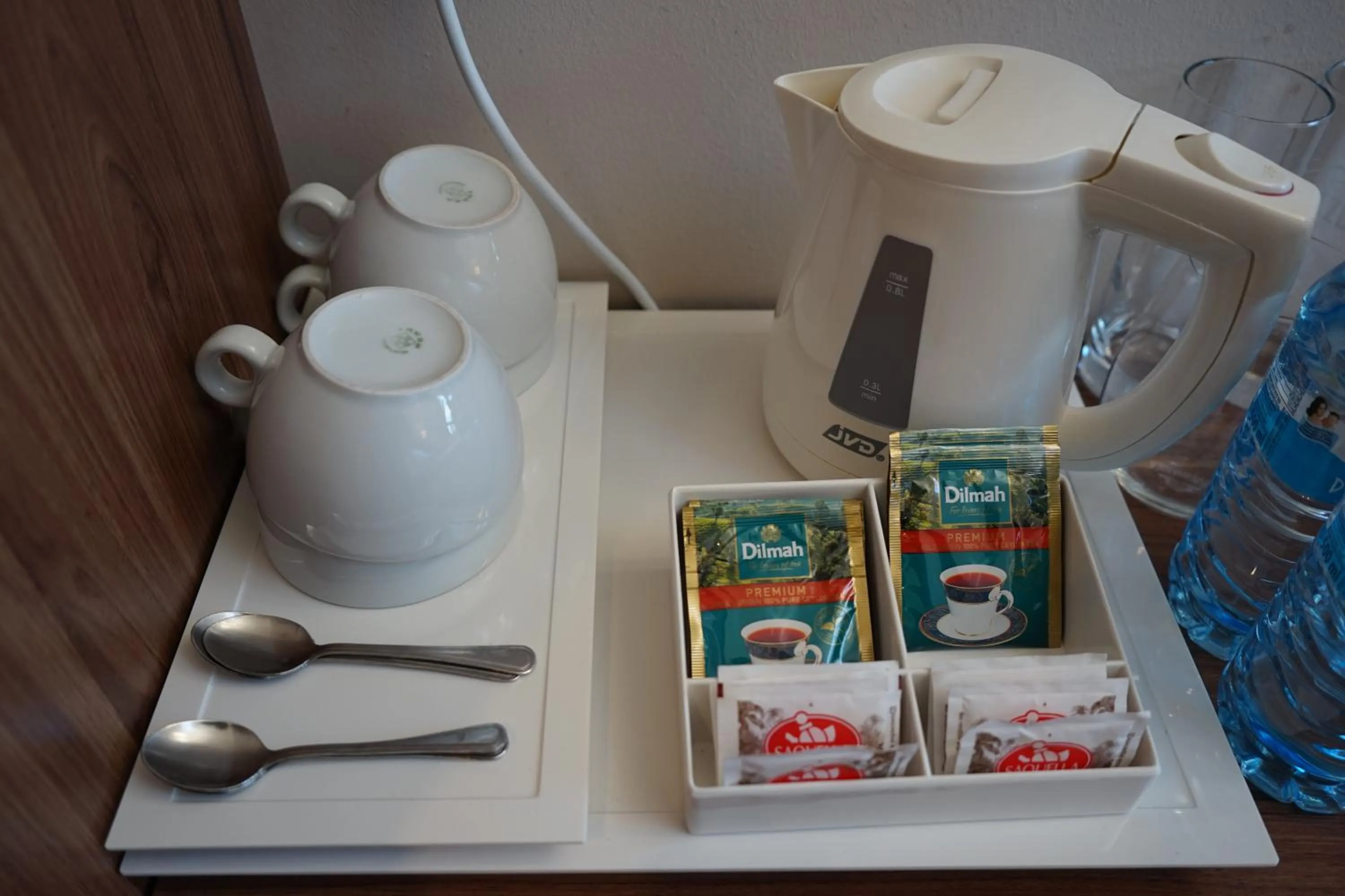 Drinks in Hotel White