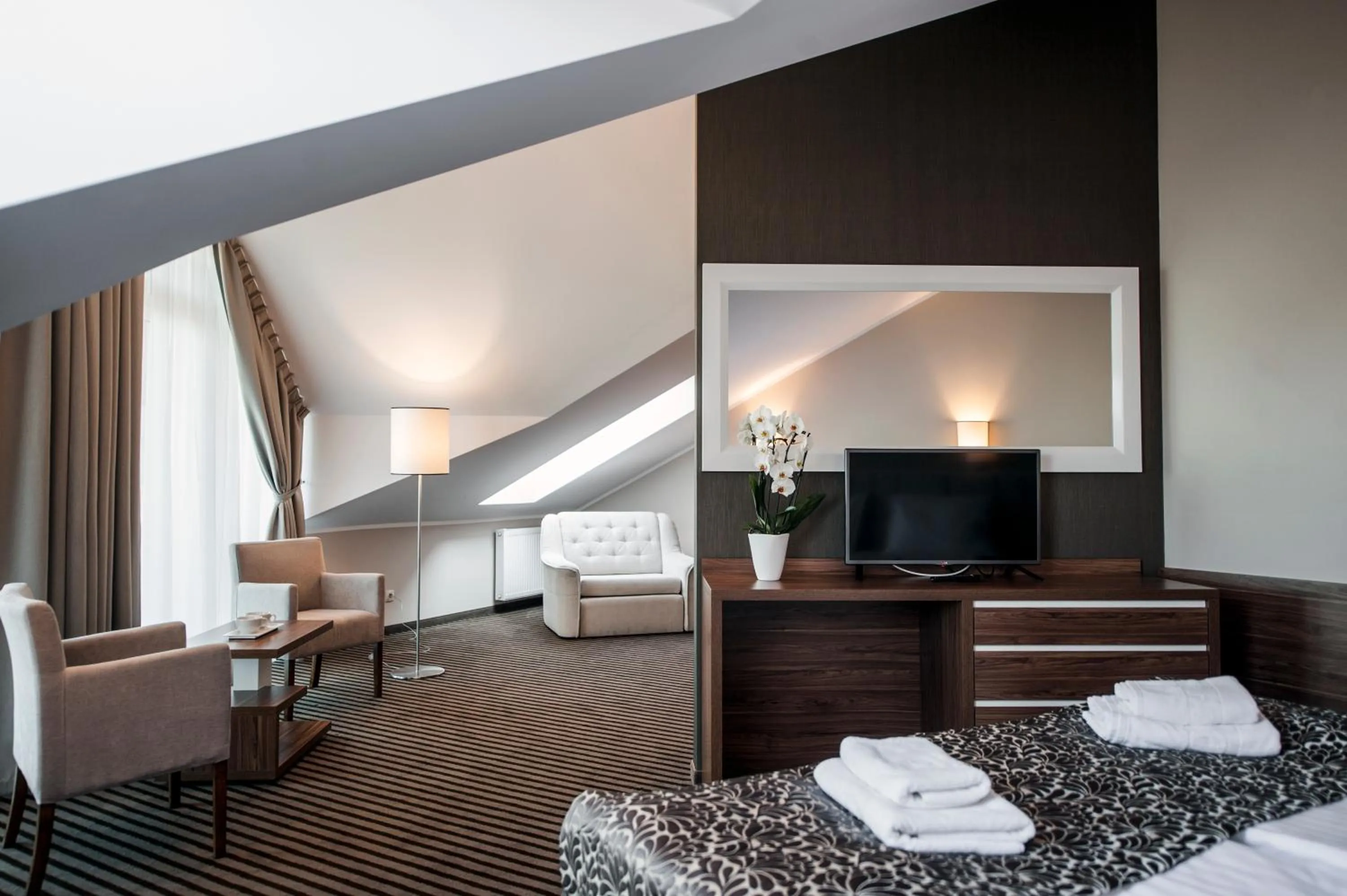 TV and multimedia, Bed in Hotel White