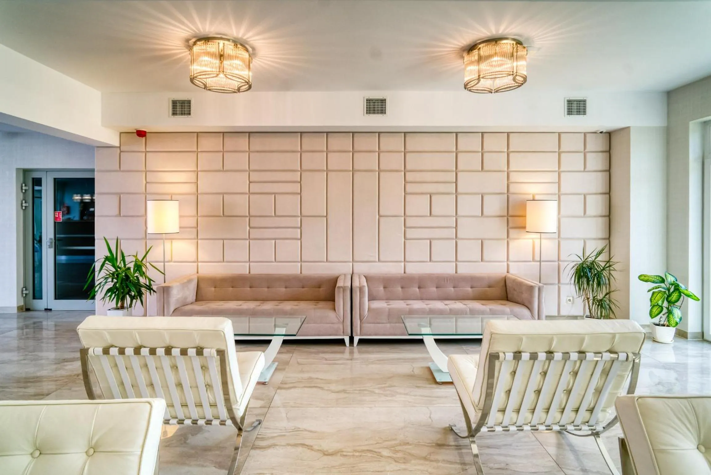 Communal lounge/ TV room in Hotel White