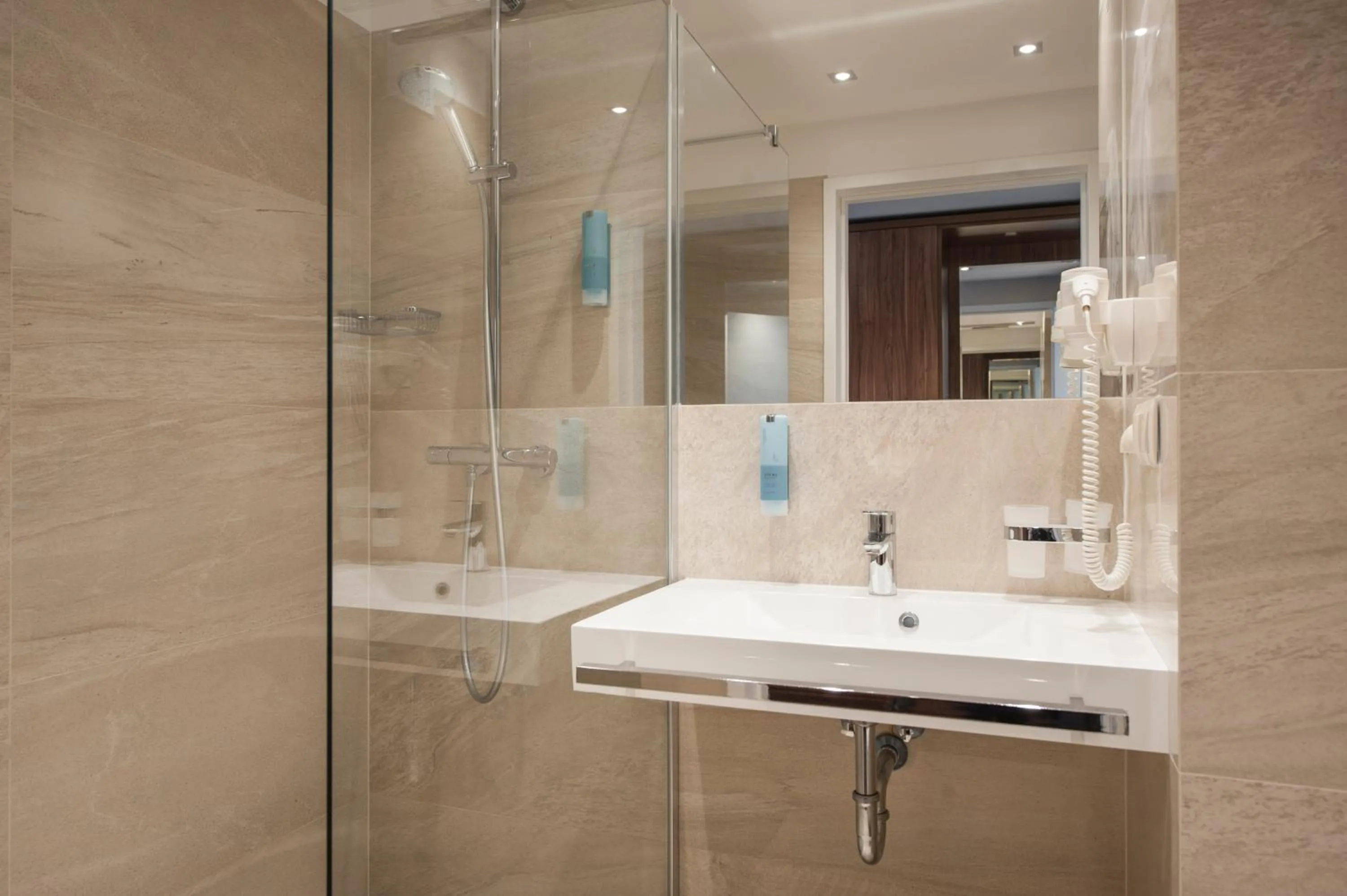 Bathroom in Hotel White