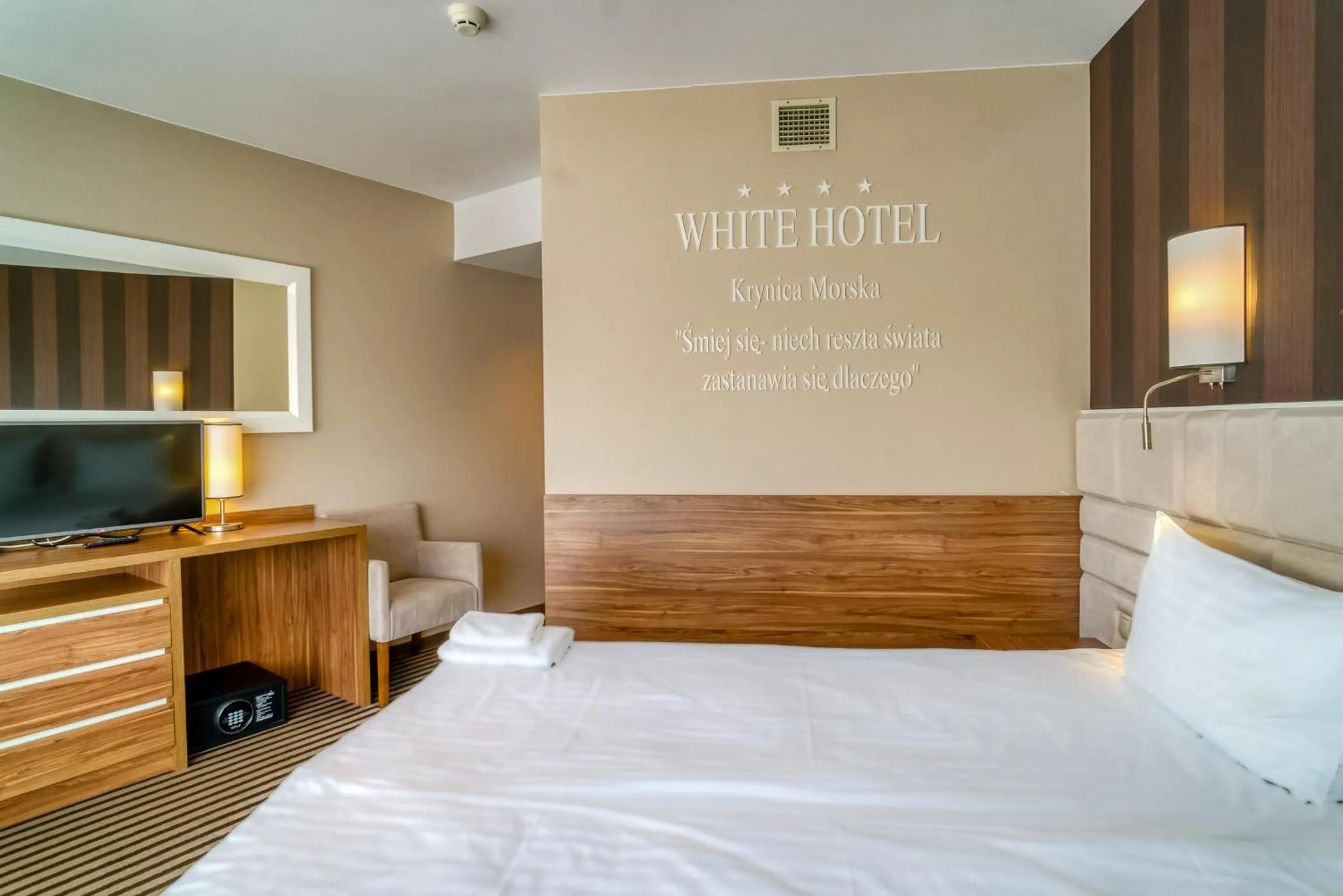 Photo of the whole room, Bed in Hotel White