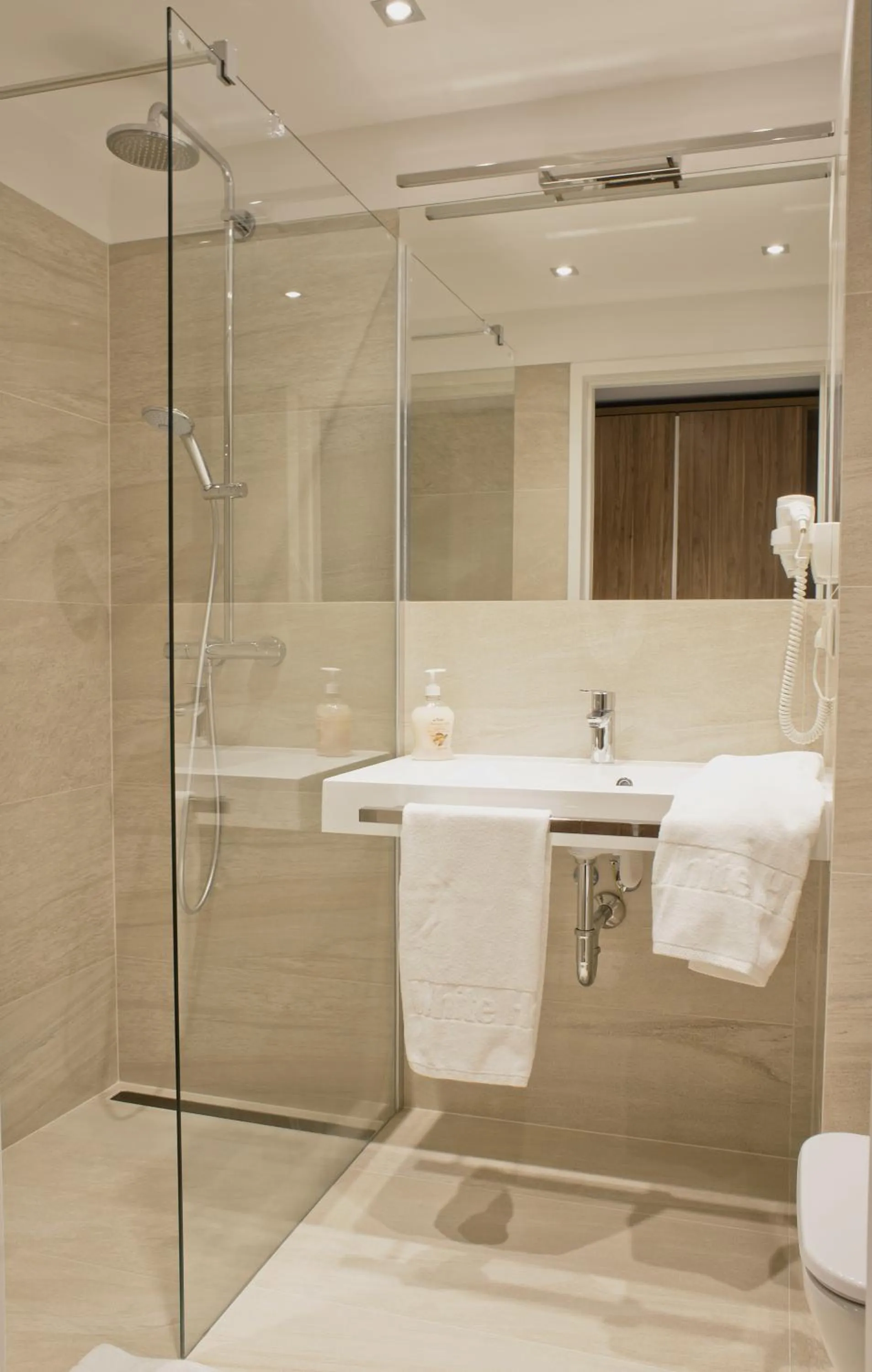 Bathroom in Hotel White