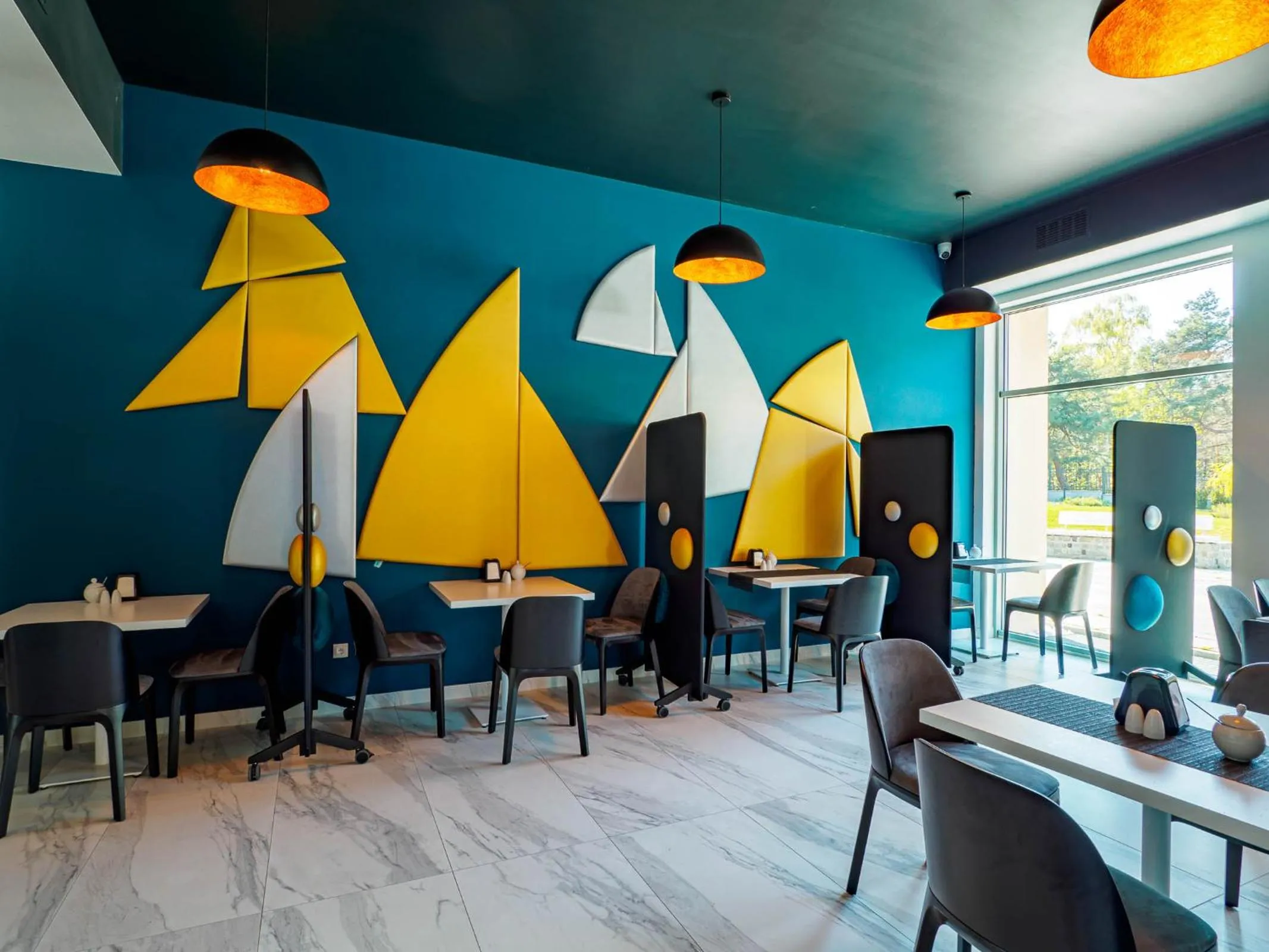 Restaurant/places to eat in Hotel White