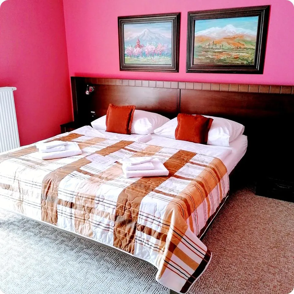 Bed in Hotel David with Free Parking