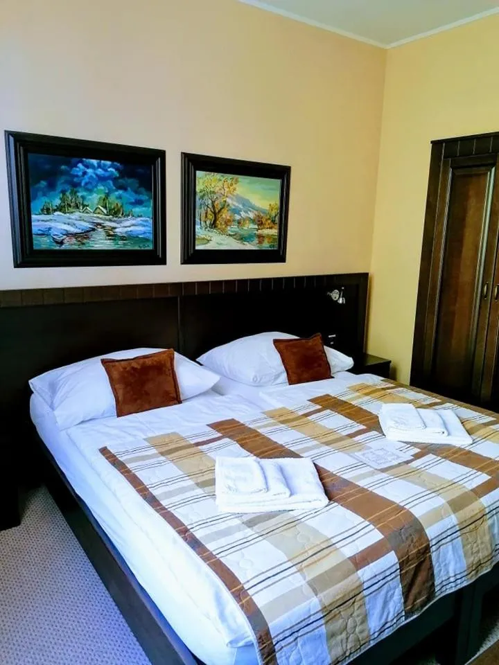 Bed in Hotel David with Free Parking