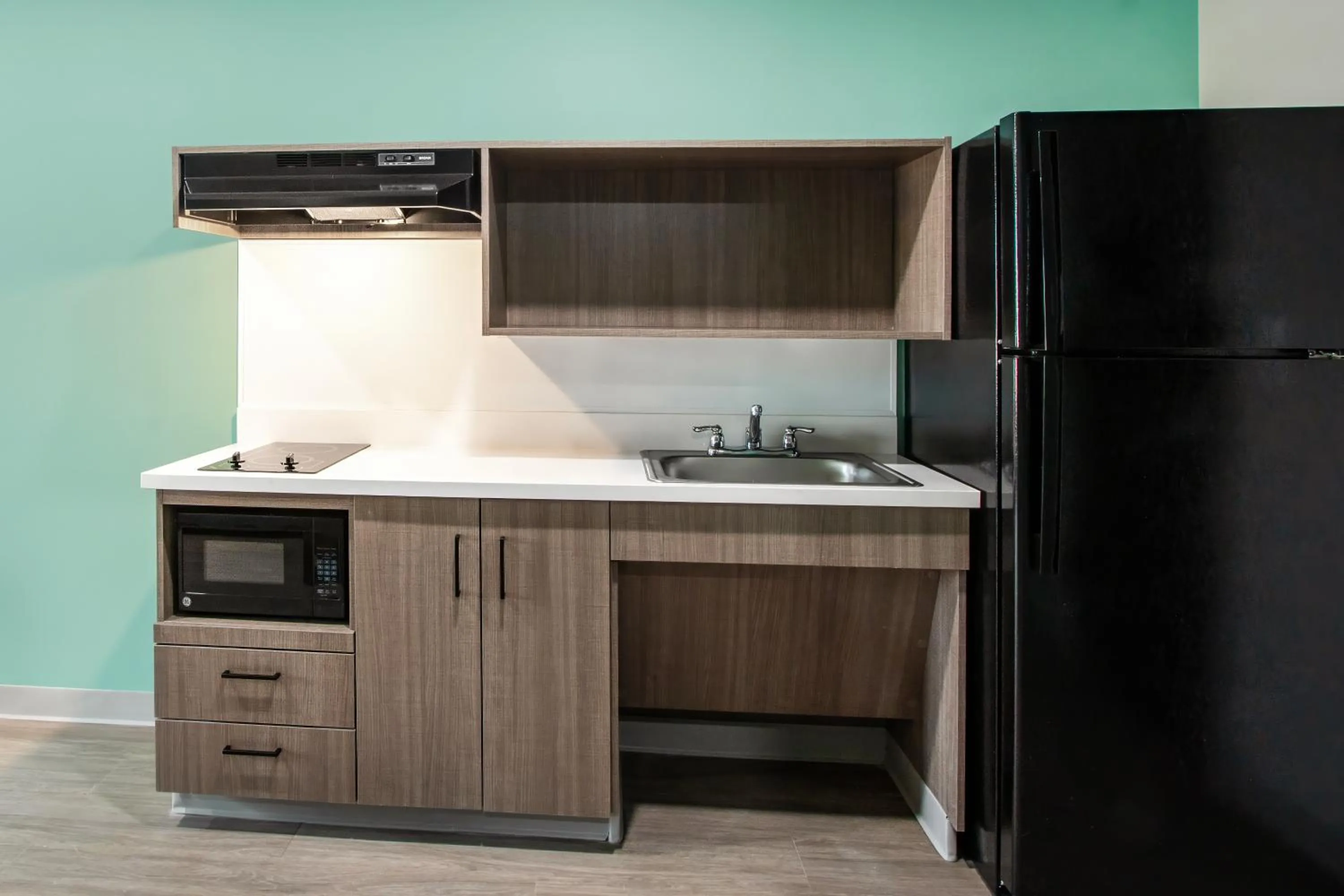 Kitchen or kitchenette in ECHO Suites Extended Stay by Wyndham Phoenix-Peoria/Glendale