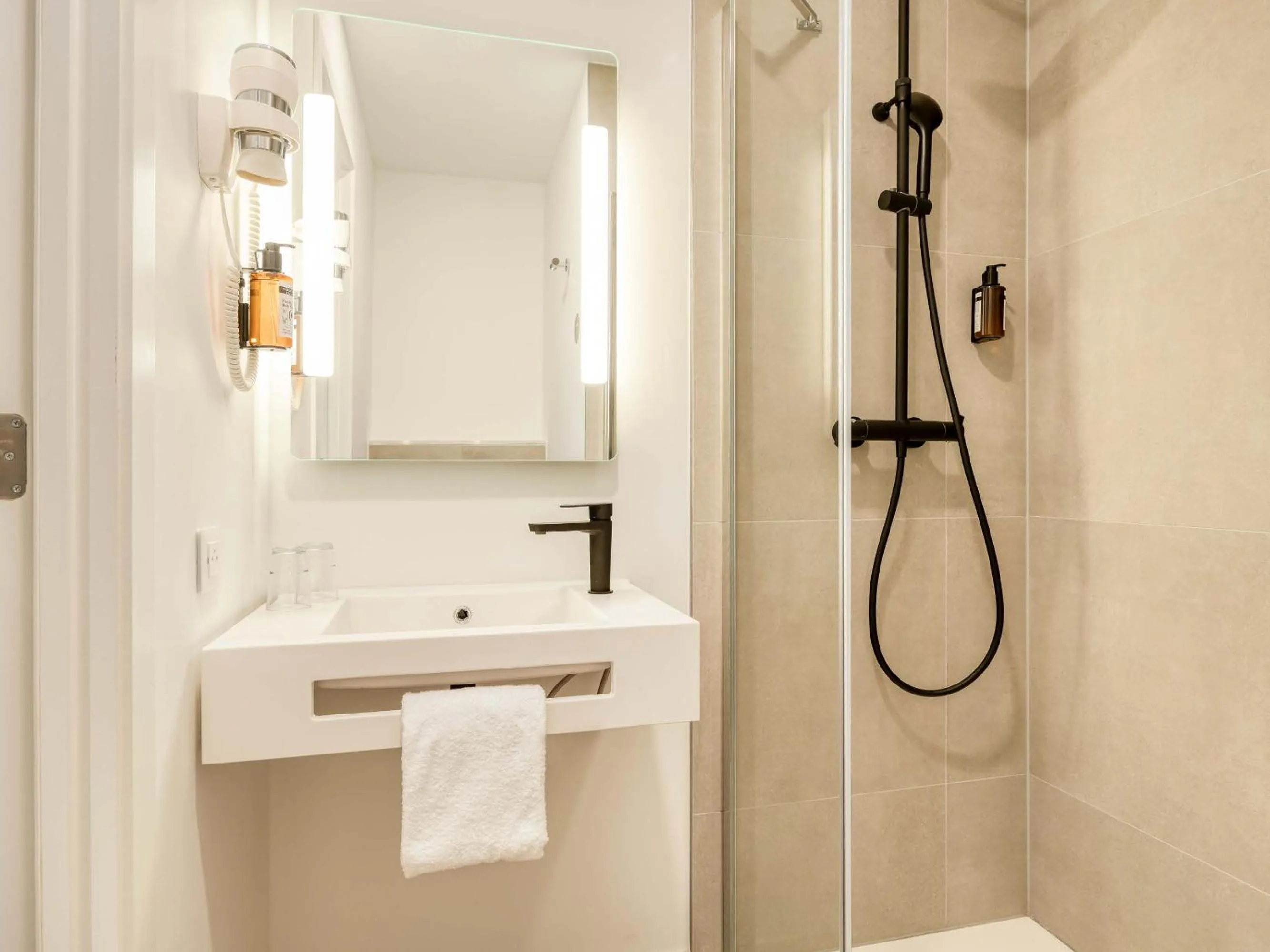 Bathroom in B&B HOTEL Luxembourg Centre Cloche d'Or