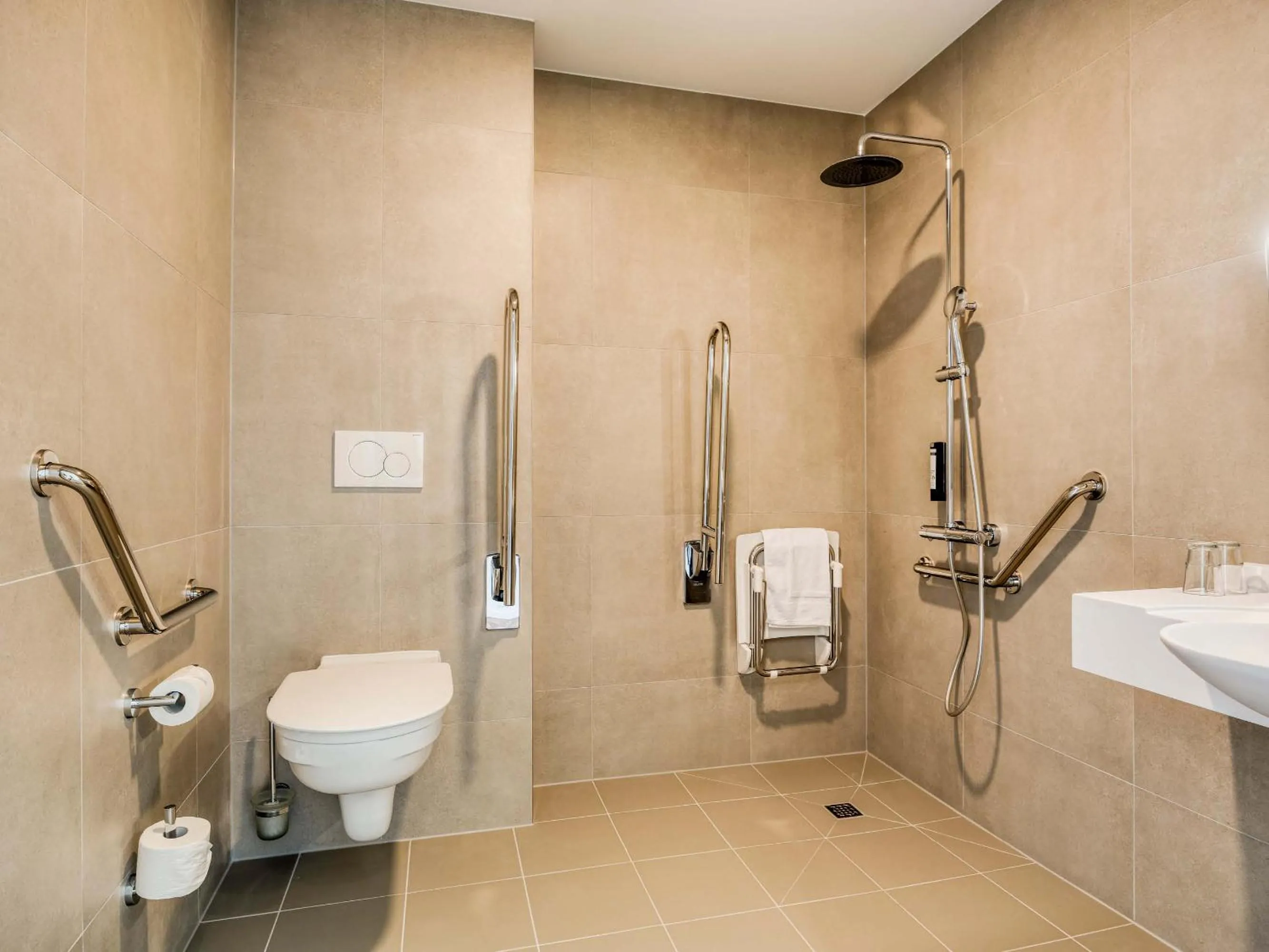 Shower in B&B HOTEL Luxembourg Centre Cloche d'Or